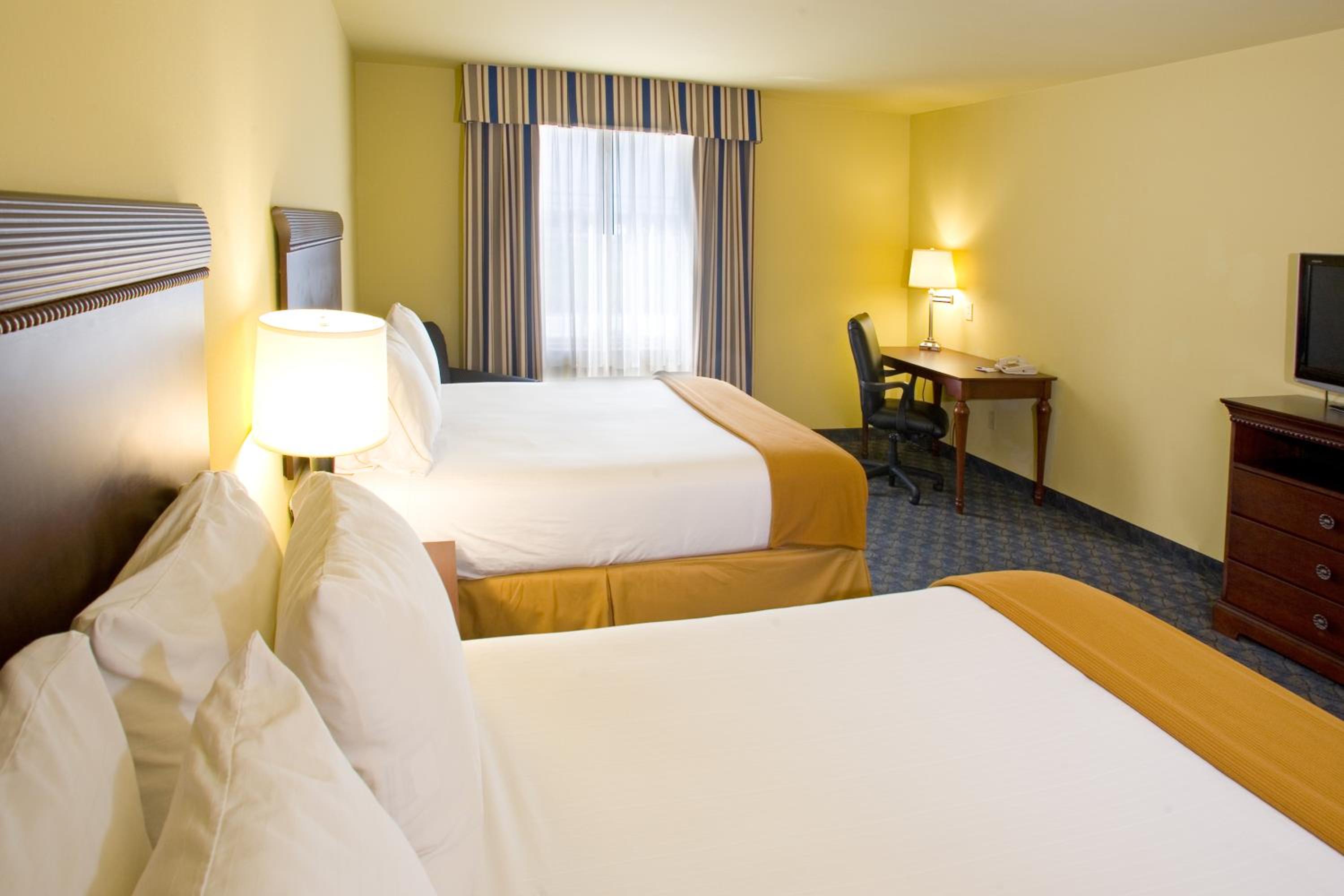 Standard Queen Room with Two Queen Beds - Photo 2