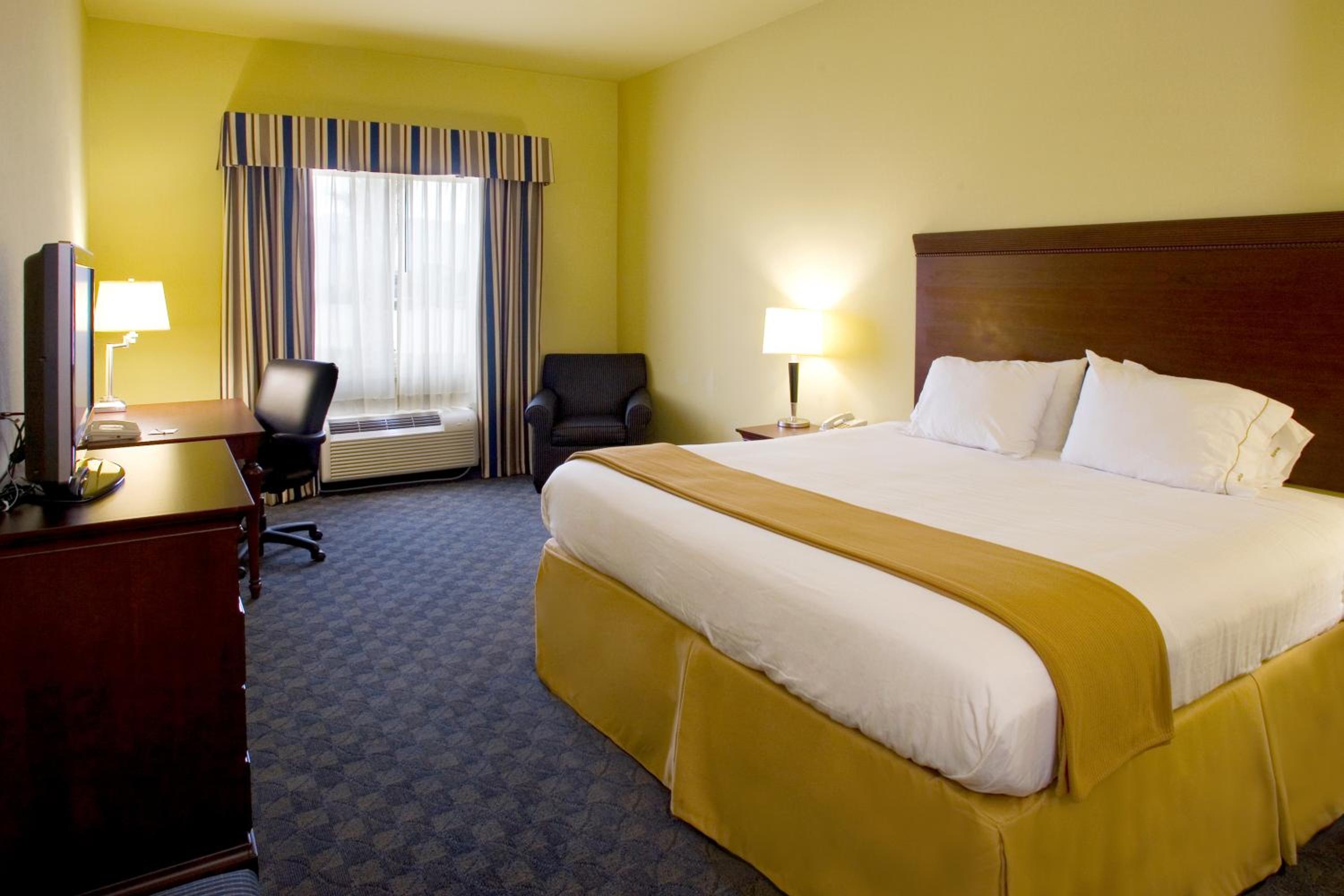Standard King Room - Photo 5