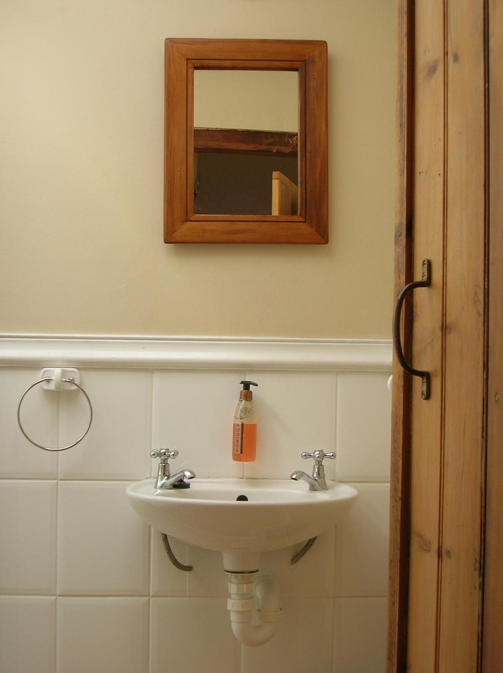 Twin Room - Photo 5