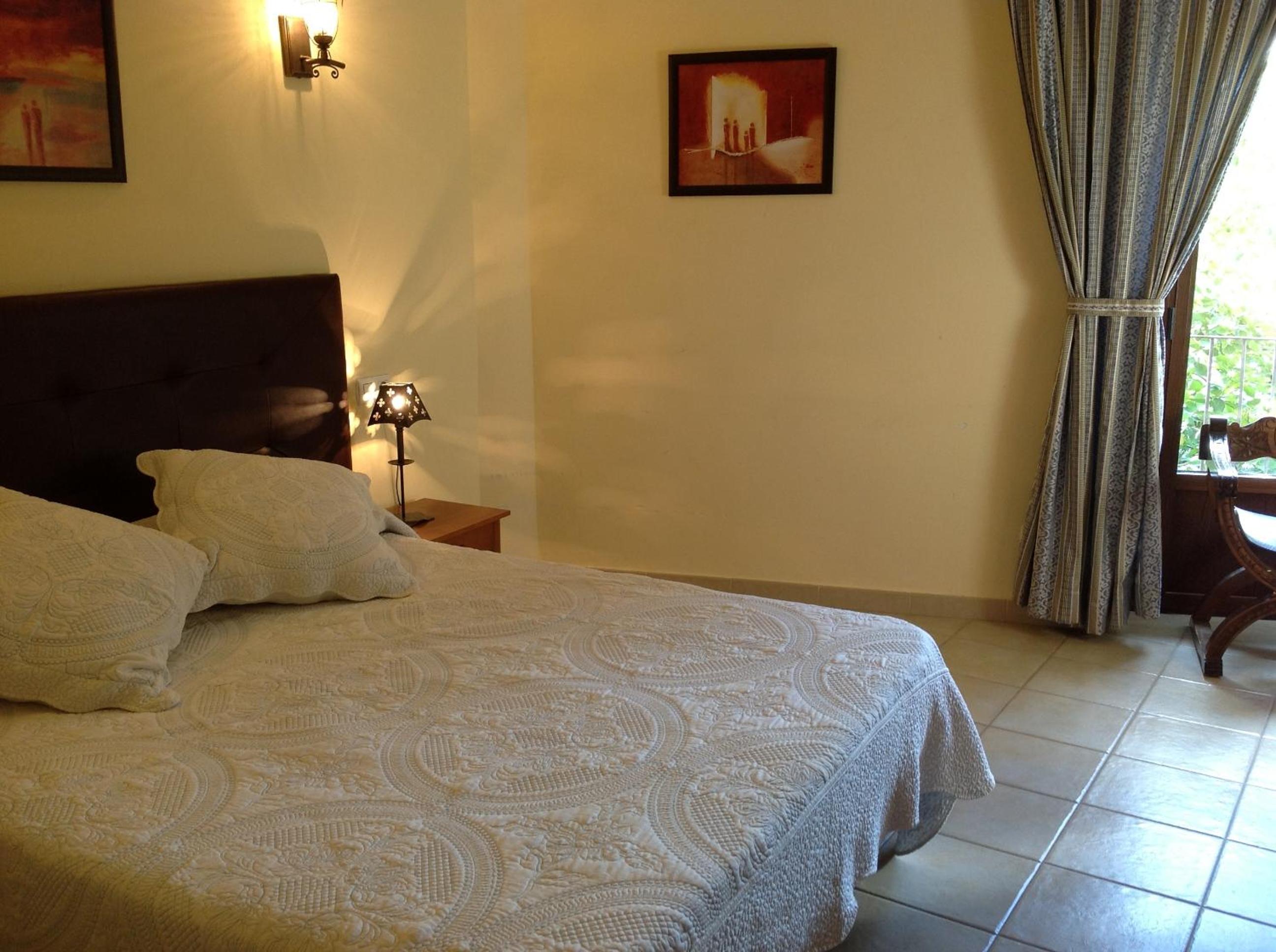 Double Room with Balcony - Photo 3