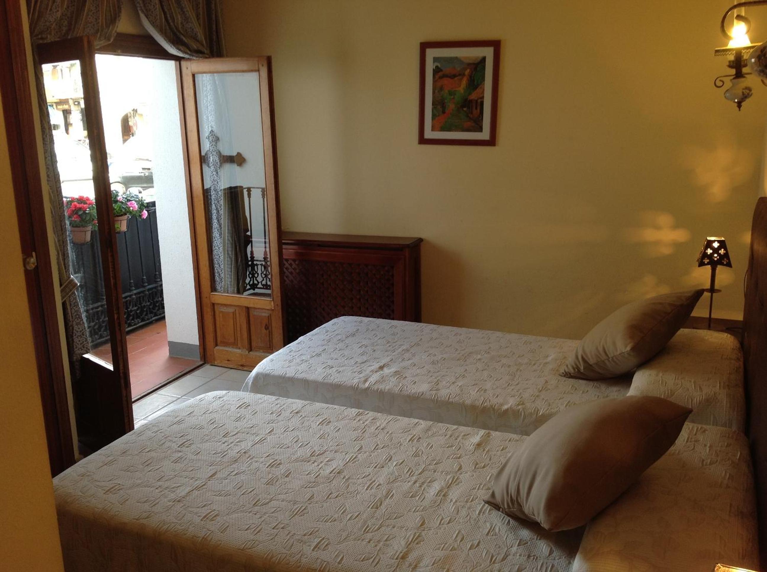 Double Room with Balcony - Photo 2