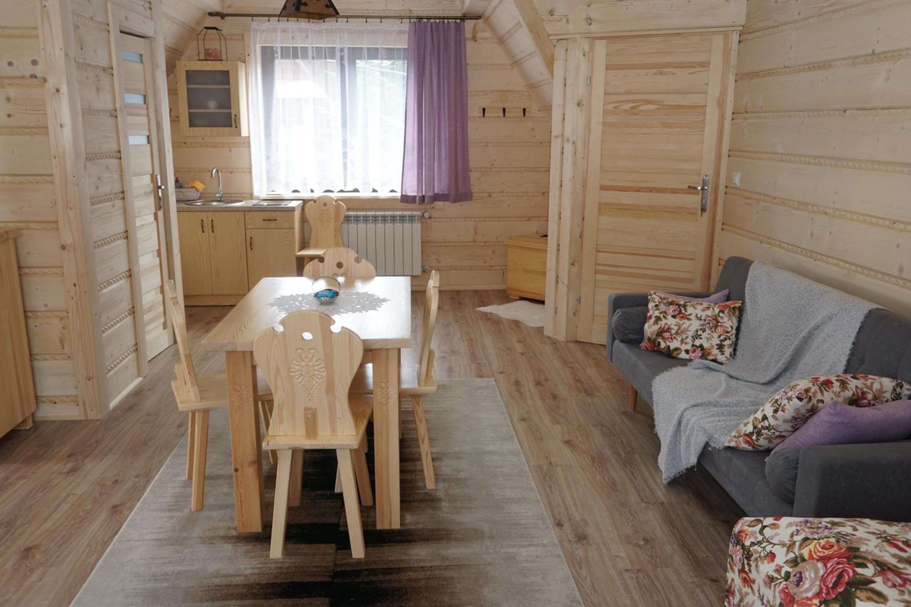 Apartment with Balcony - Photo 4