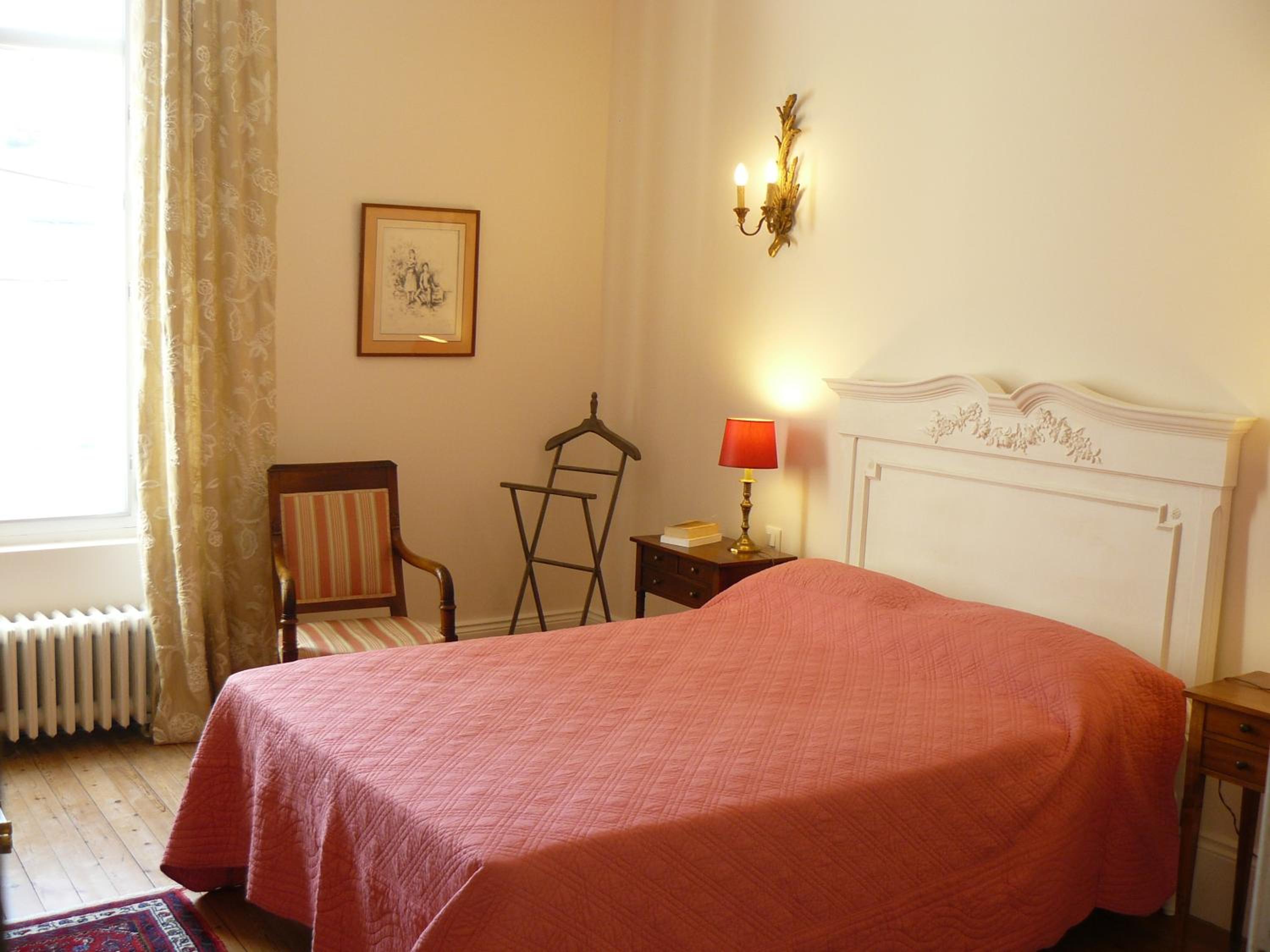 One-Bedroom with Street View photo 3