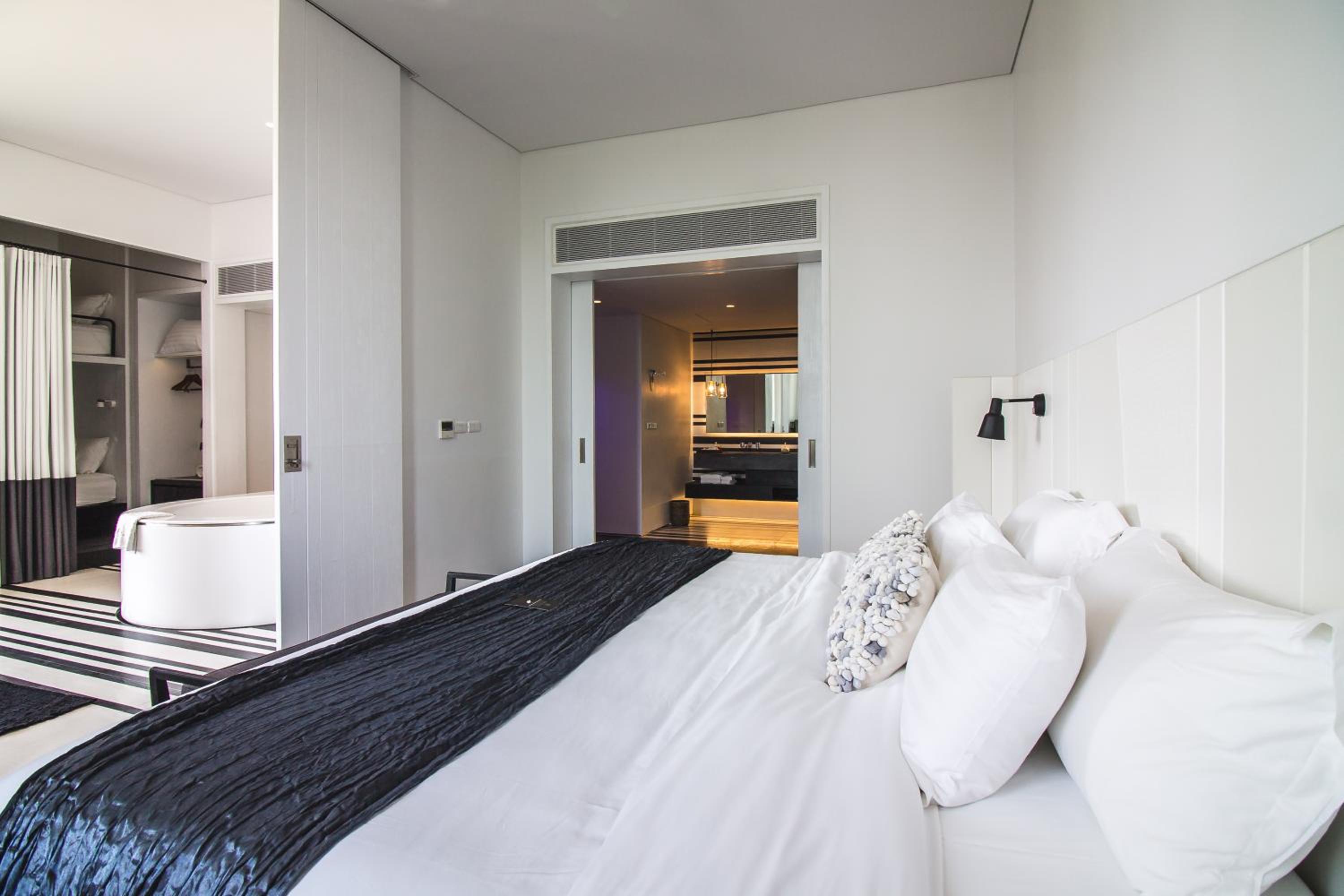 Family Spa Bath Suite - Photo 3