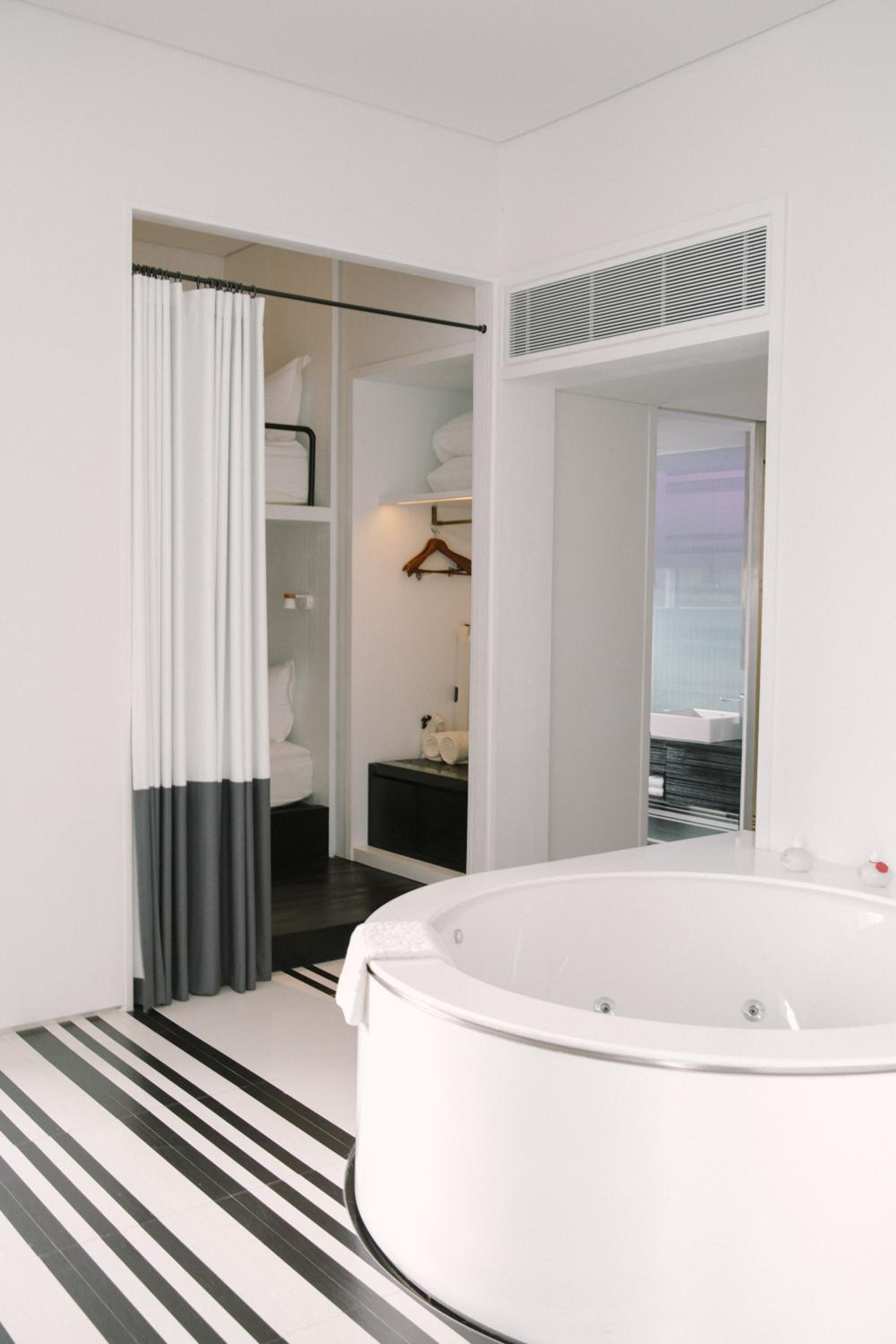 Family Spa Bath Suite - Photo 6