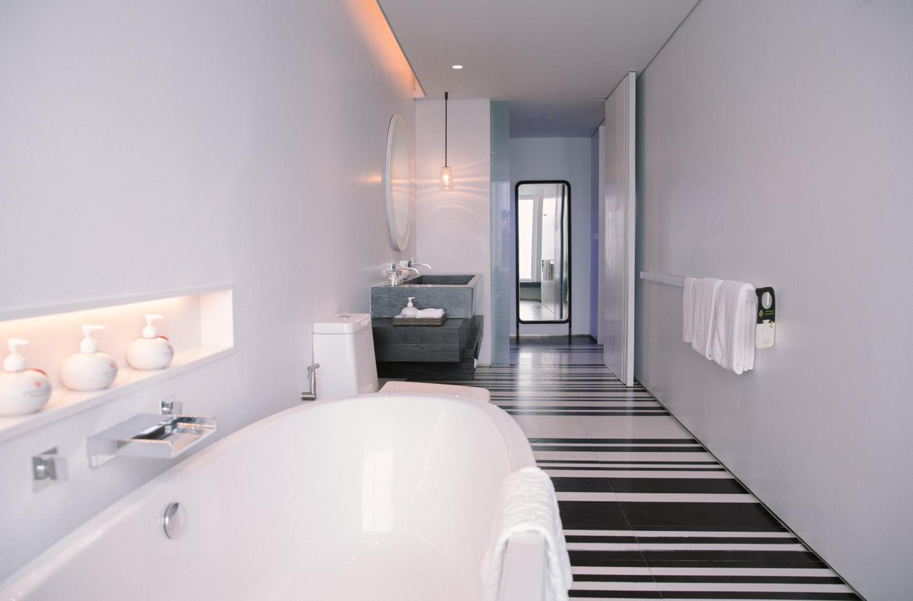 Pool Suite - Photo 12