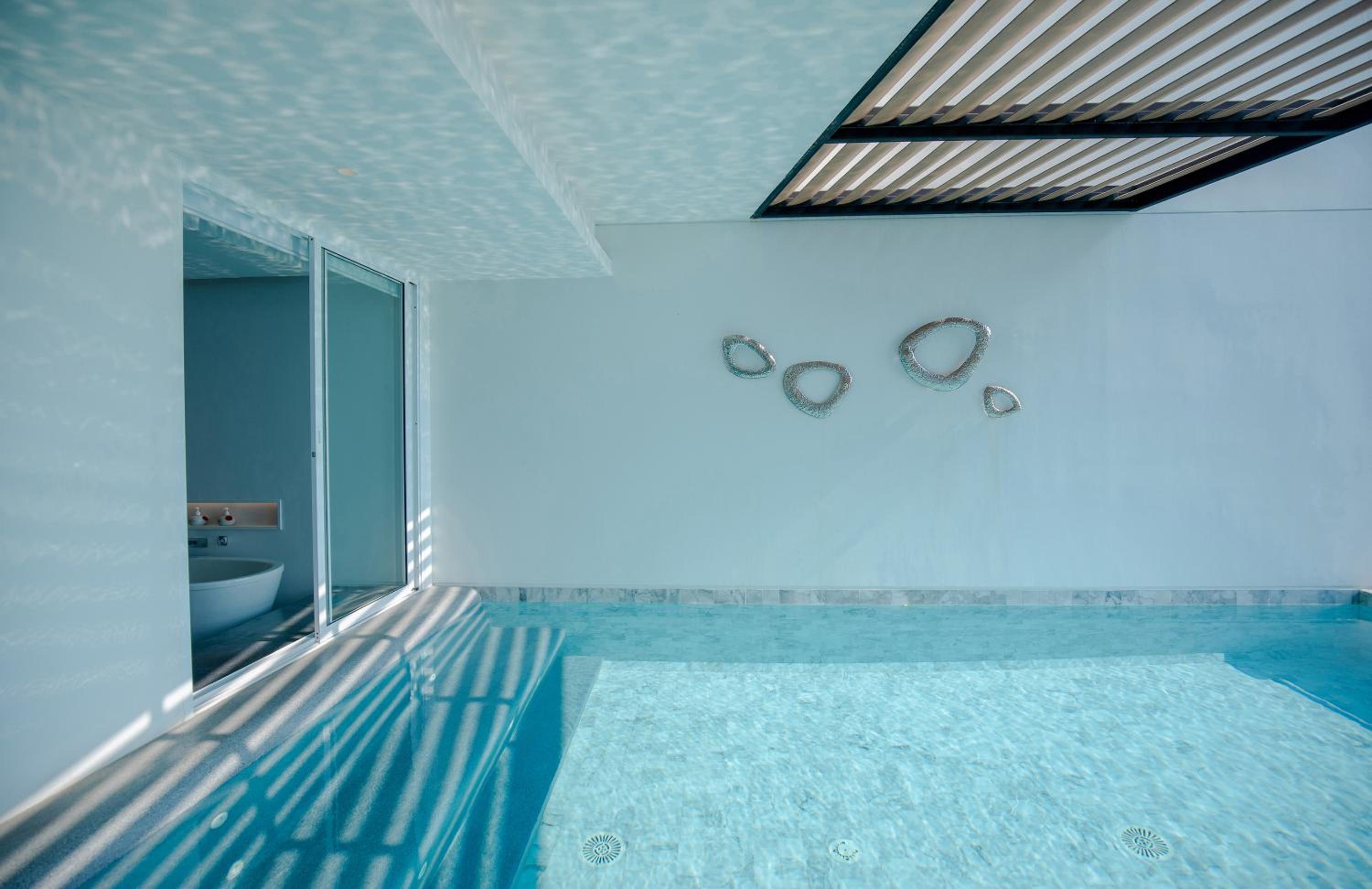 Pool Suite - Photo 9