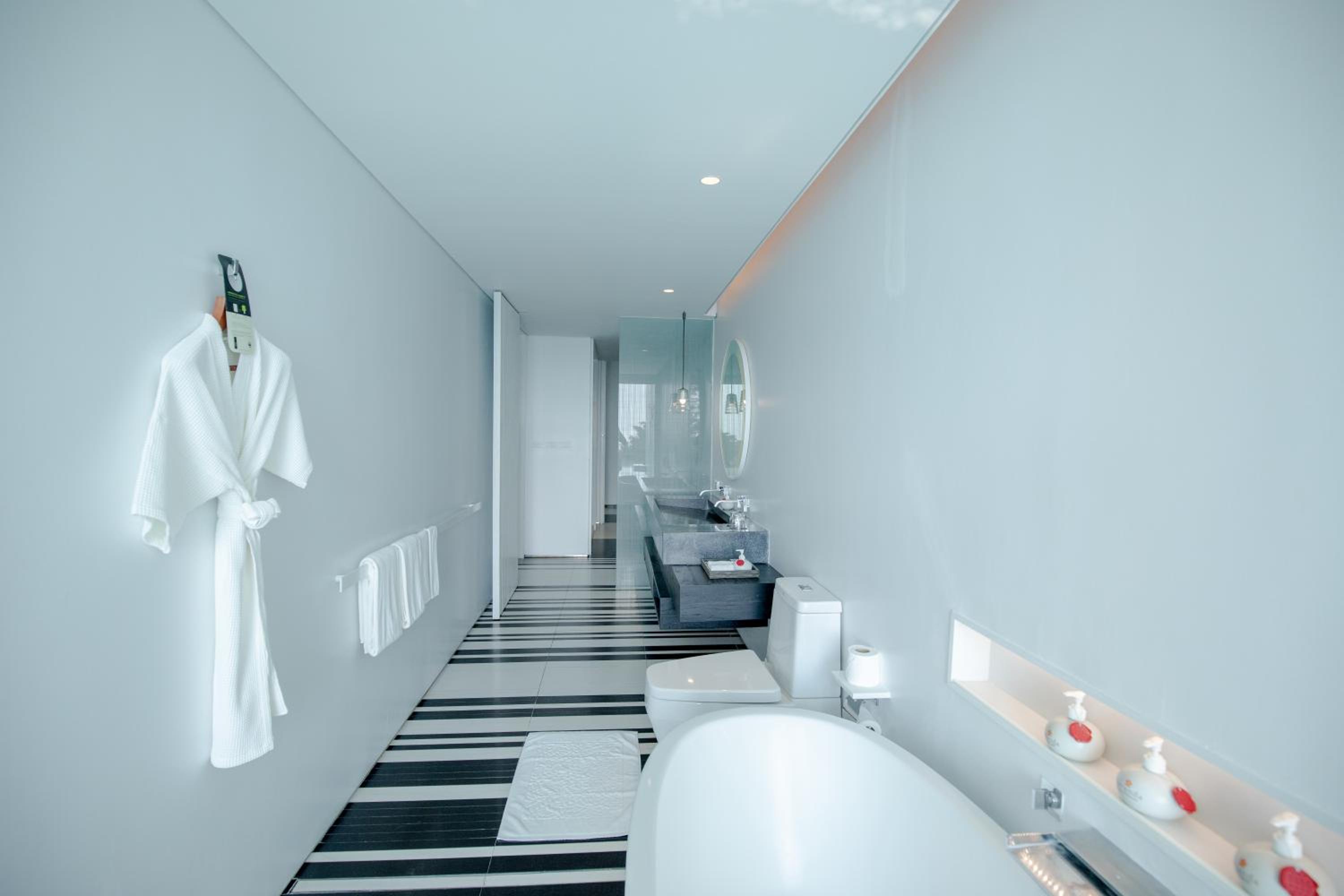 Pool Suite - Photo 10