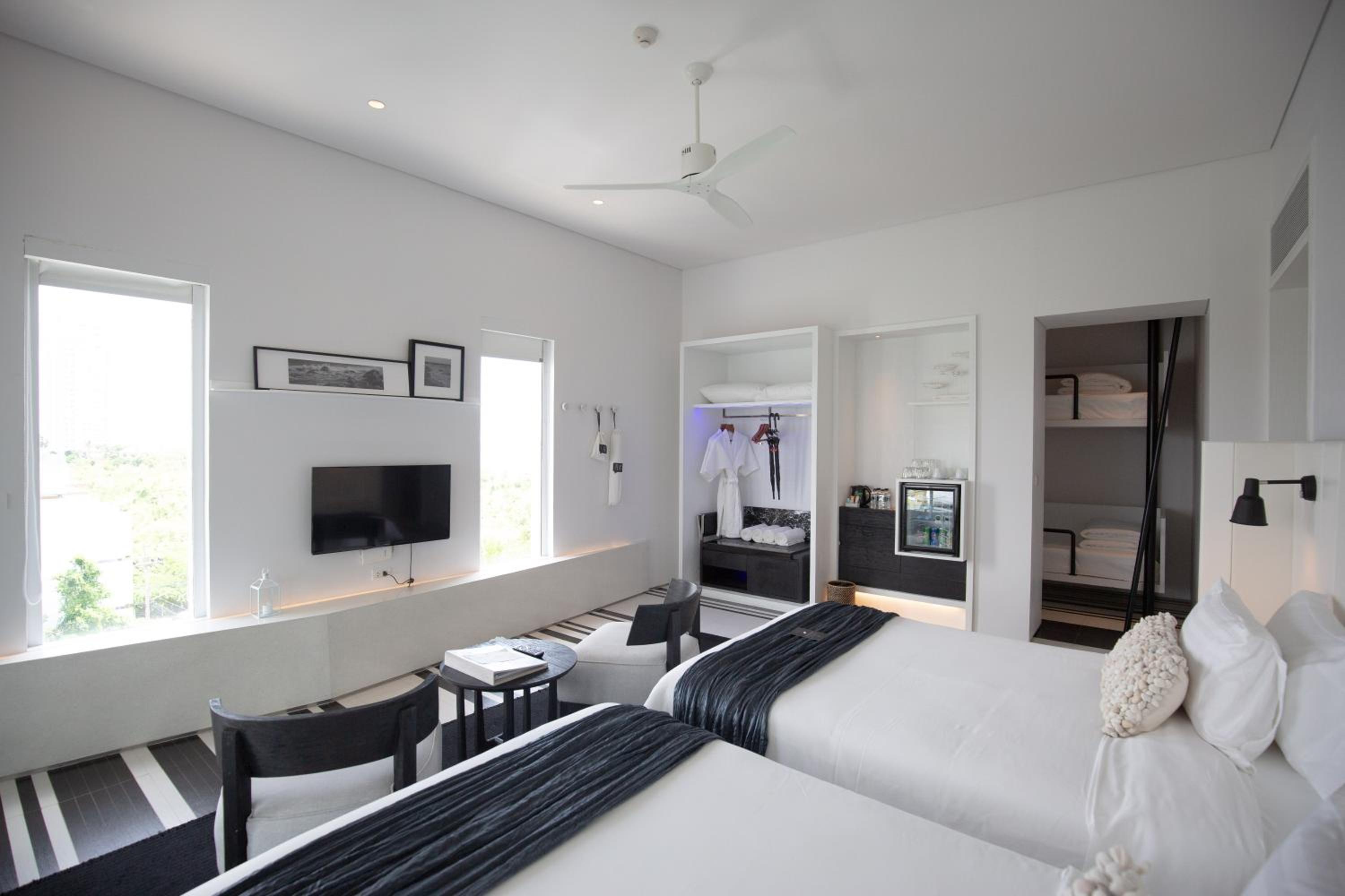 Slider Pool Suite - Photo 9