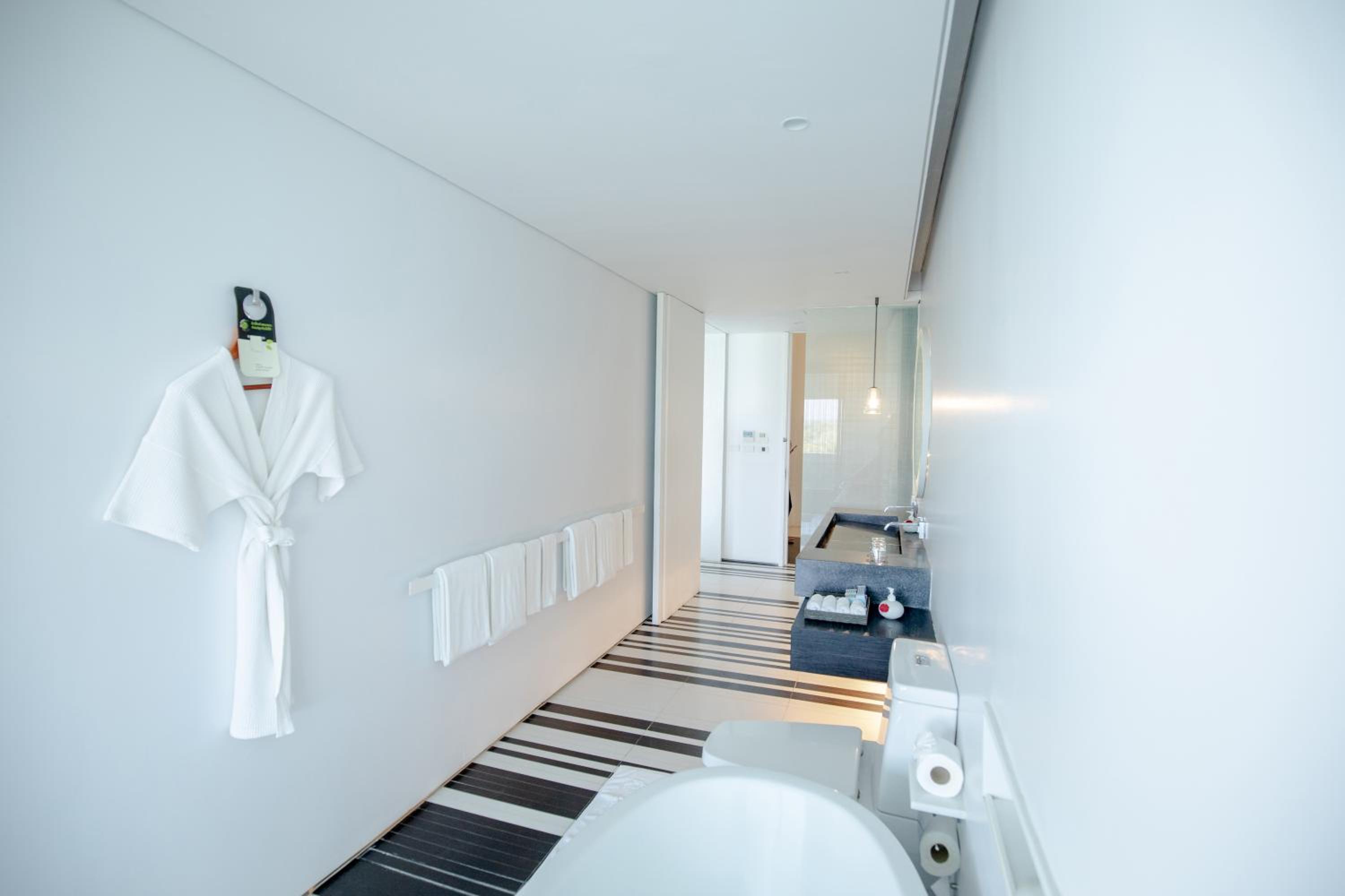Slider Pool Suite - Photo 3