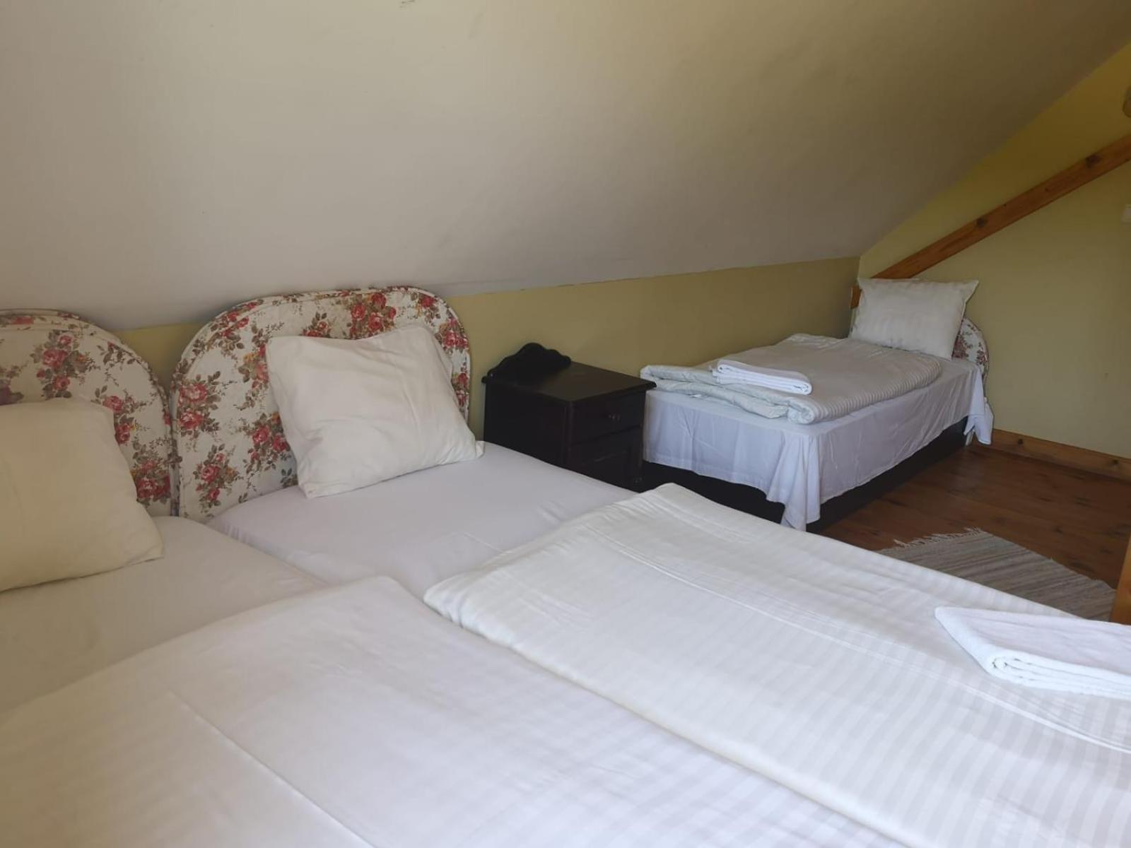 Economy Triple Room with Shared Bathroom photo 1