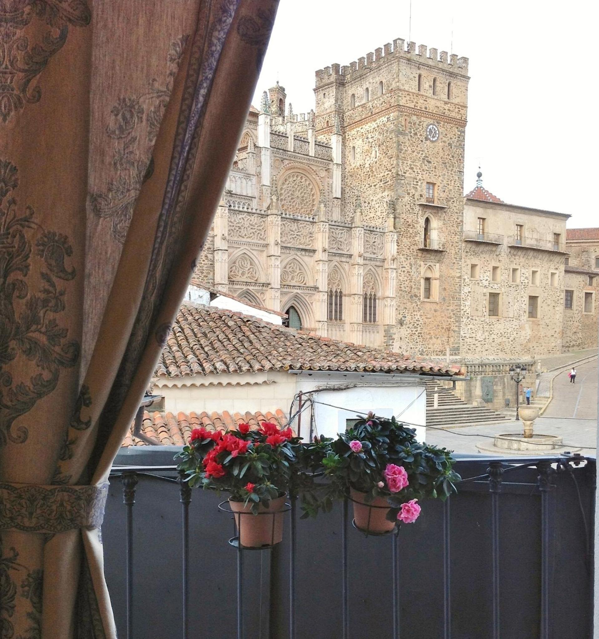 Double Room with Balcony - Photo 11