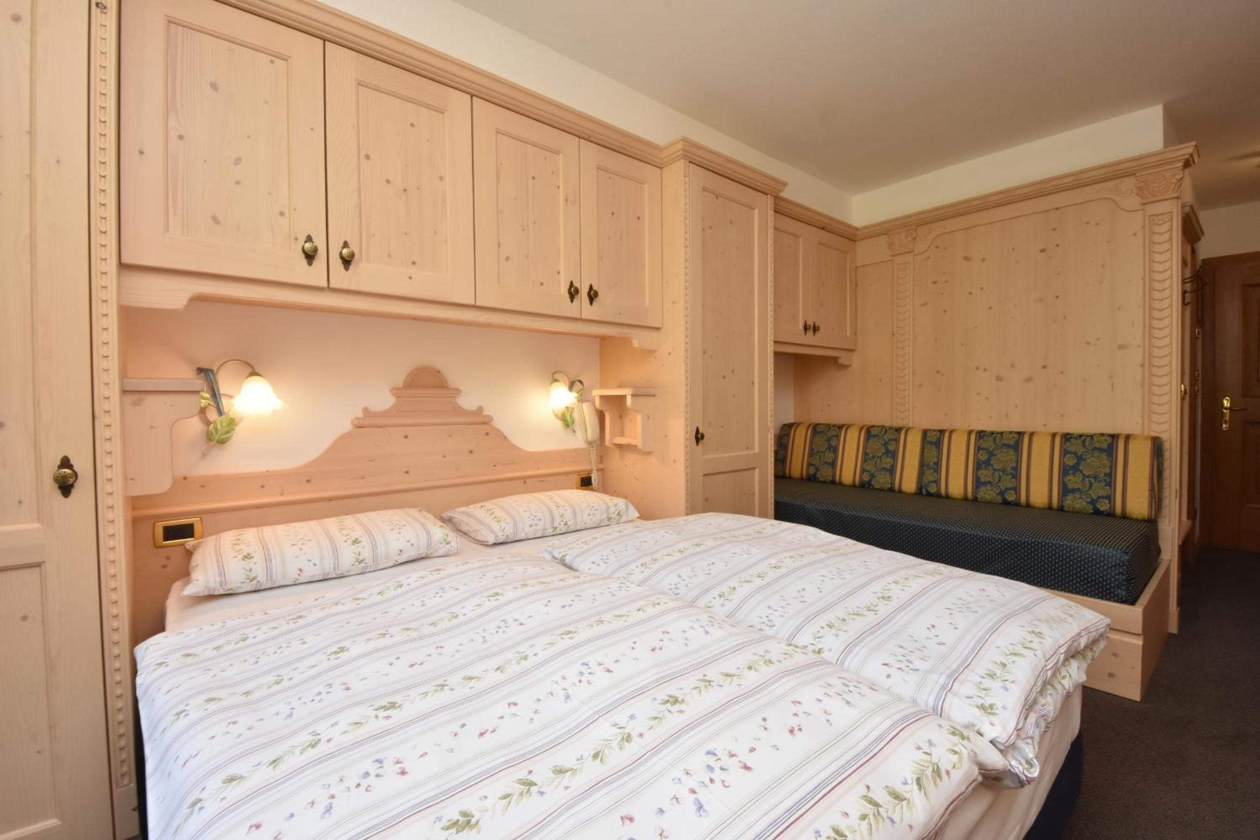 Double or Twin Room with Mountain View - Photo 1