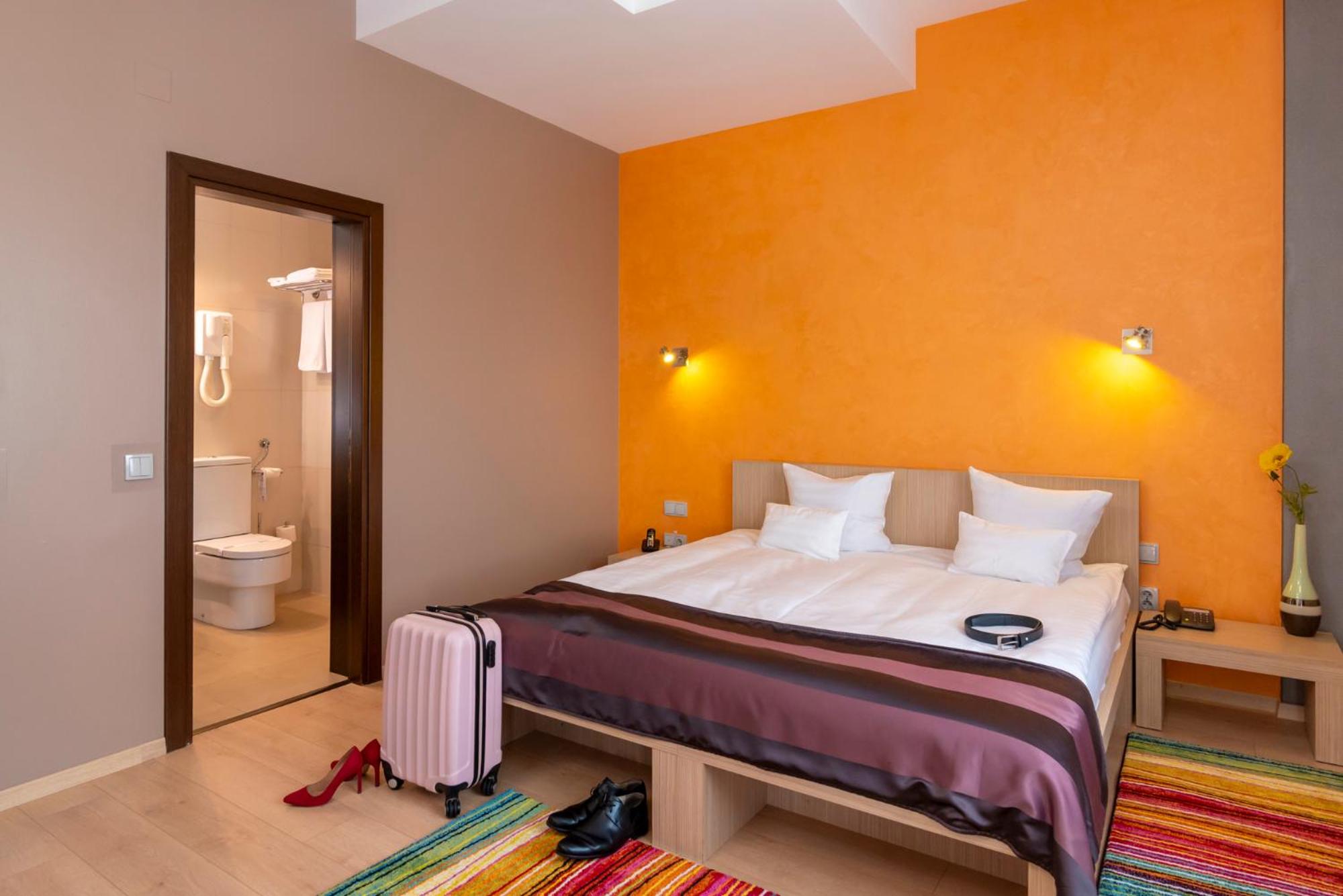 Double Room - Photo 7