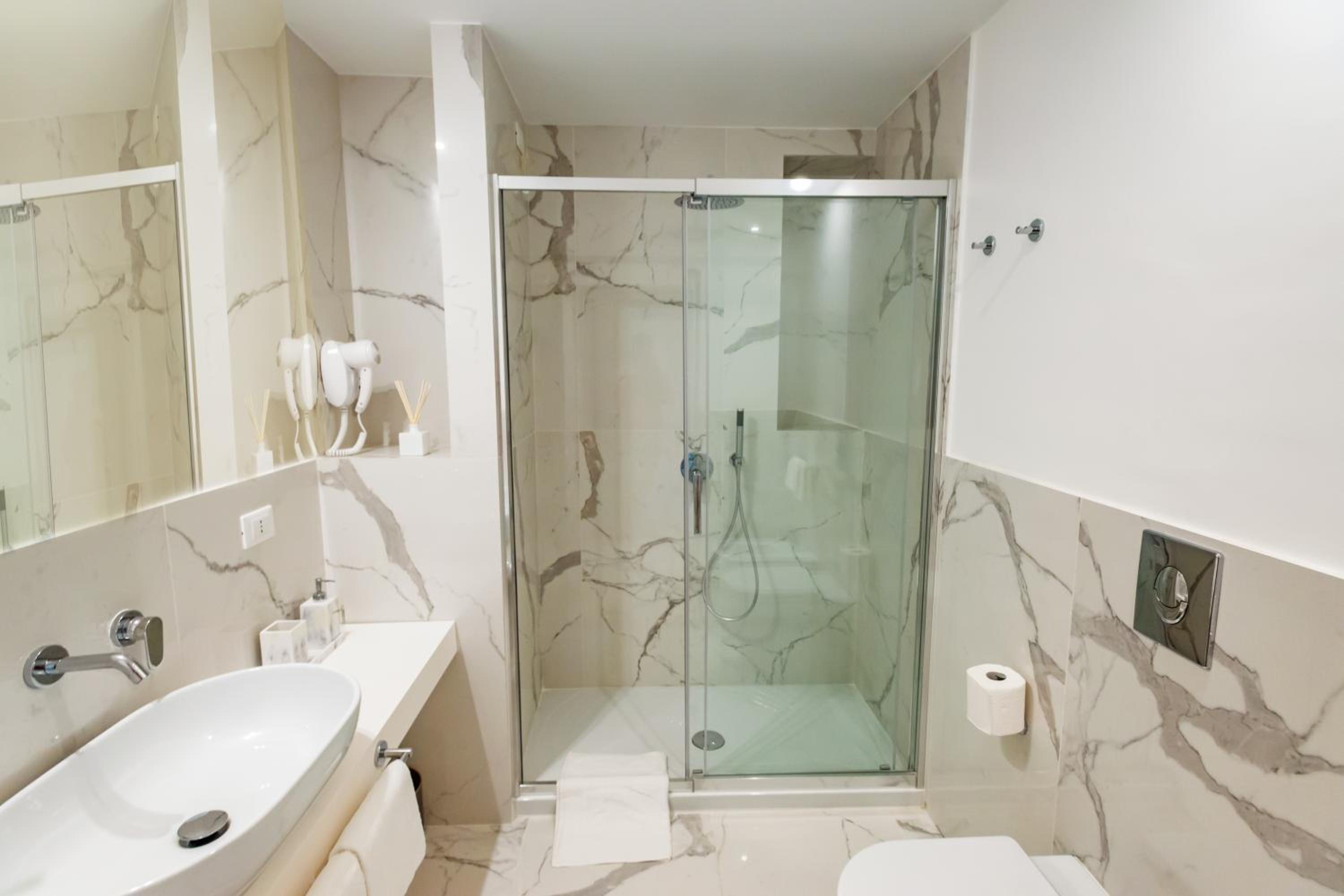 Standard Double Room - Photo 11