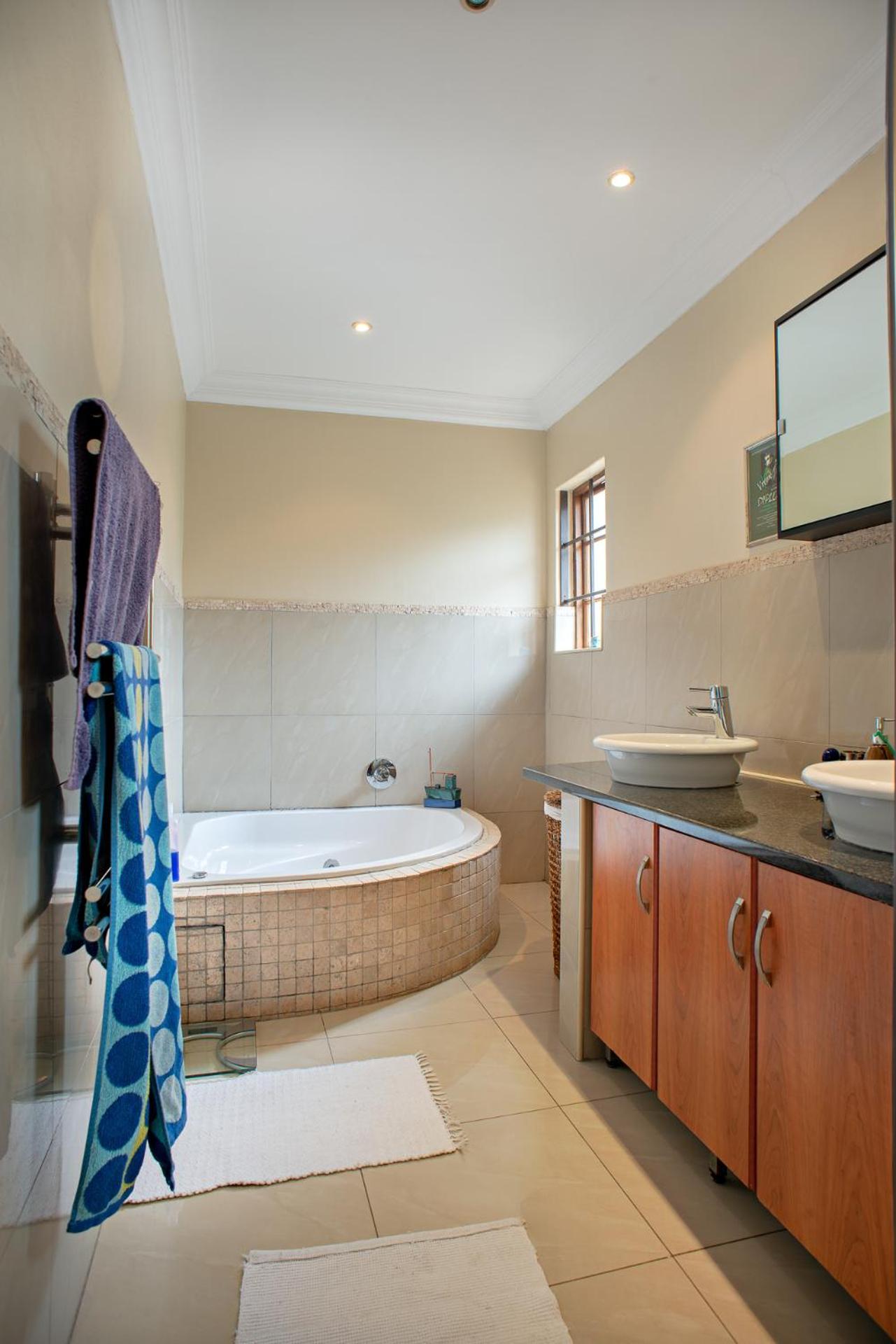 Family Room with Private Bathroom - Photo 7