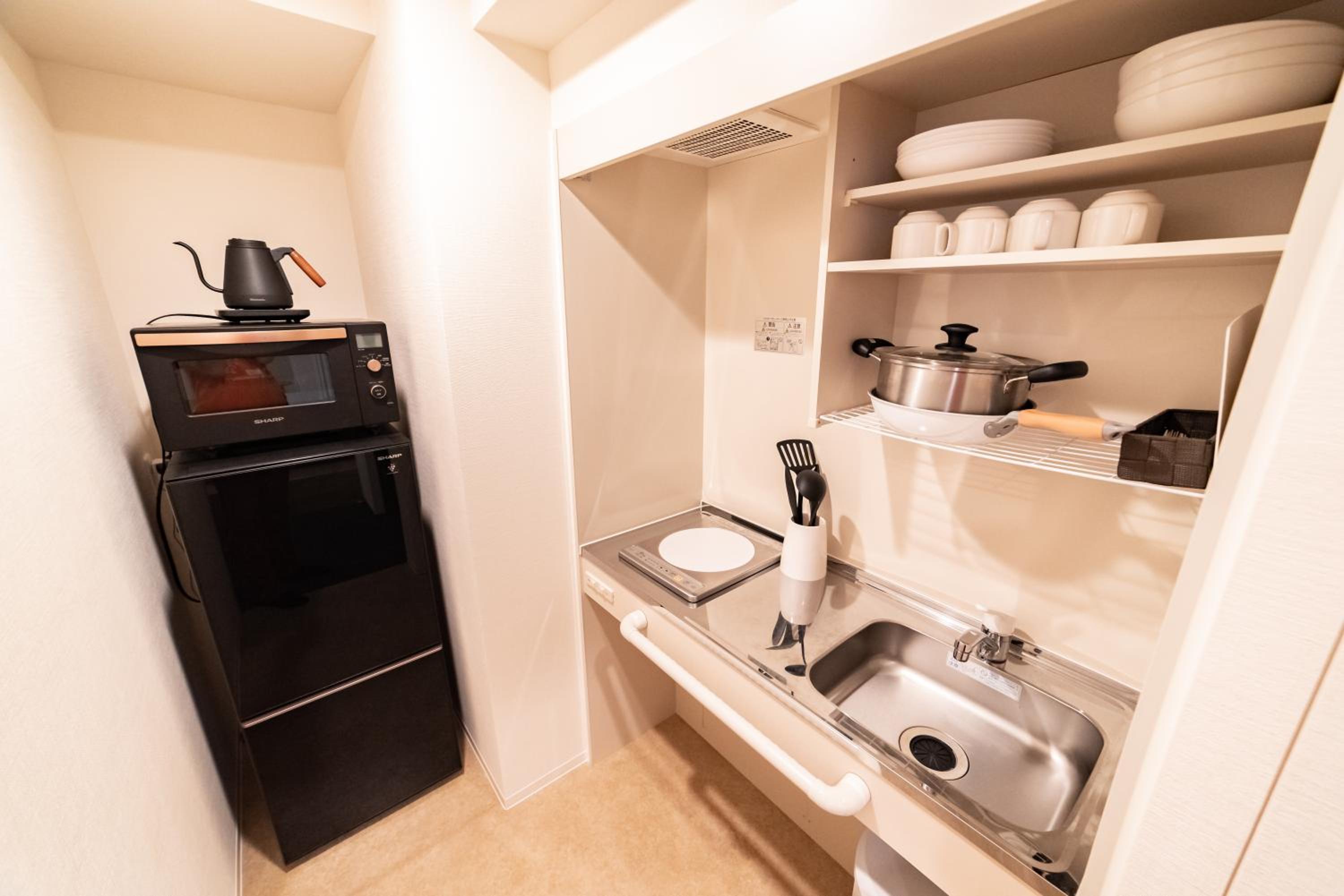 Deluxe Queen Suite - Photo 9