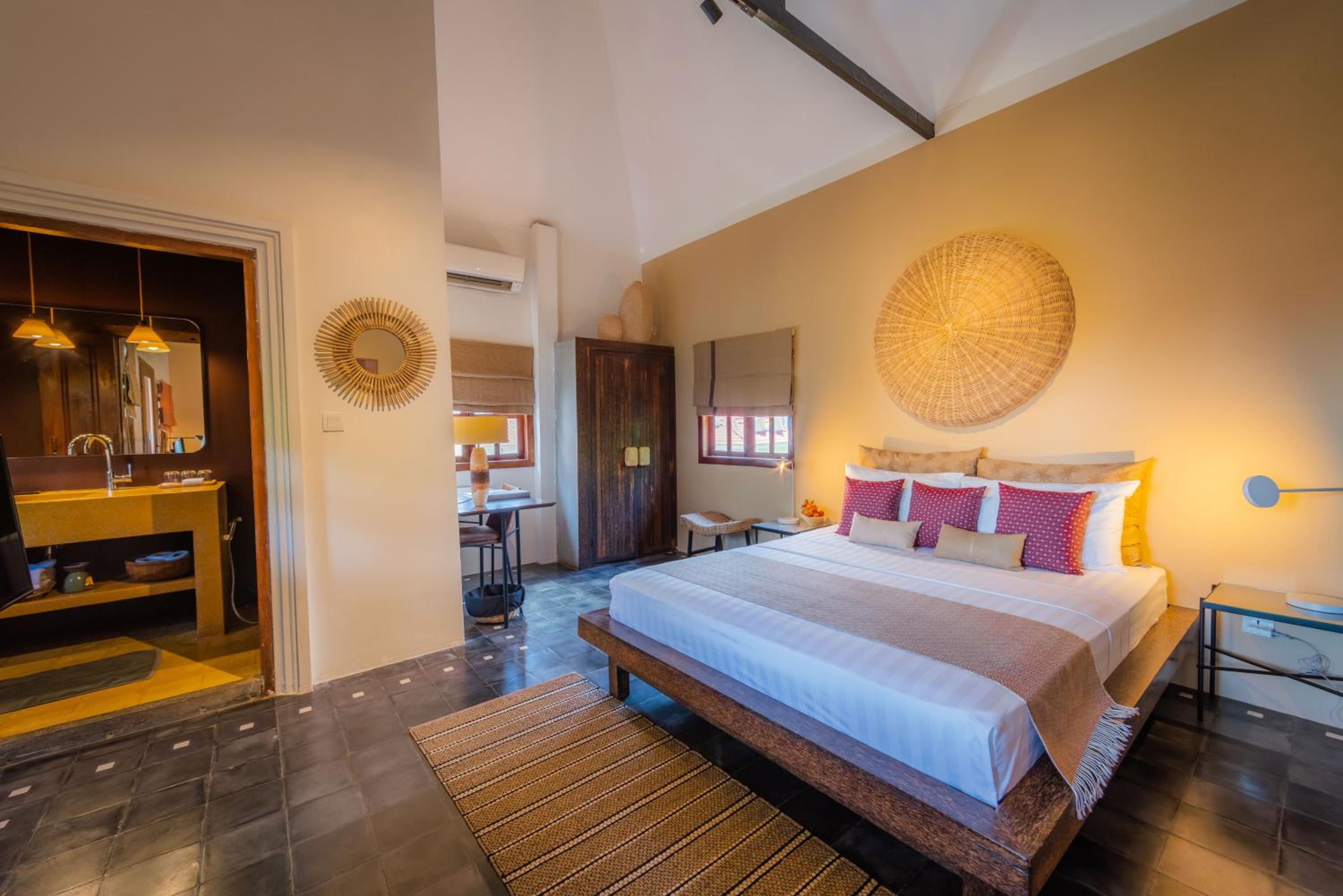 Deluxe Suite with Terrace - Photo 9