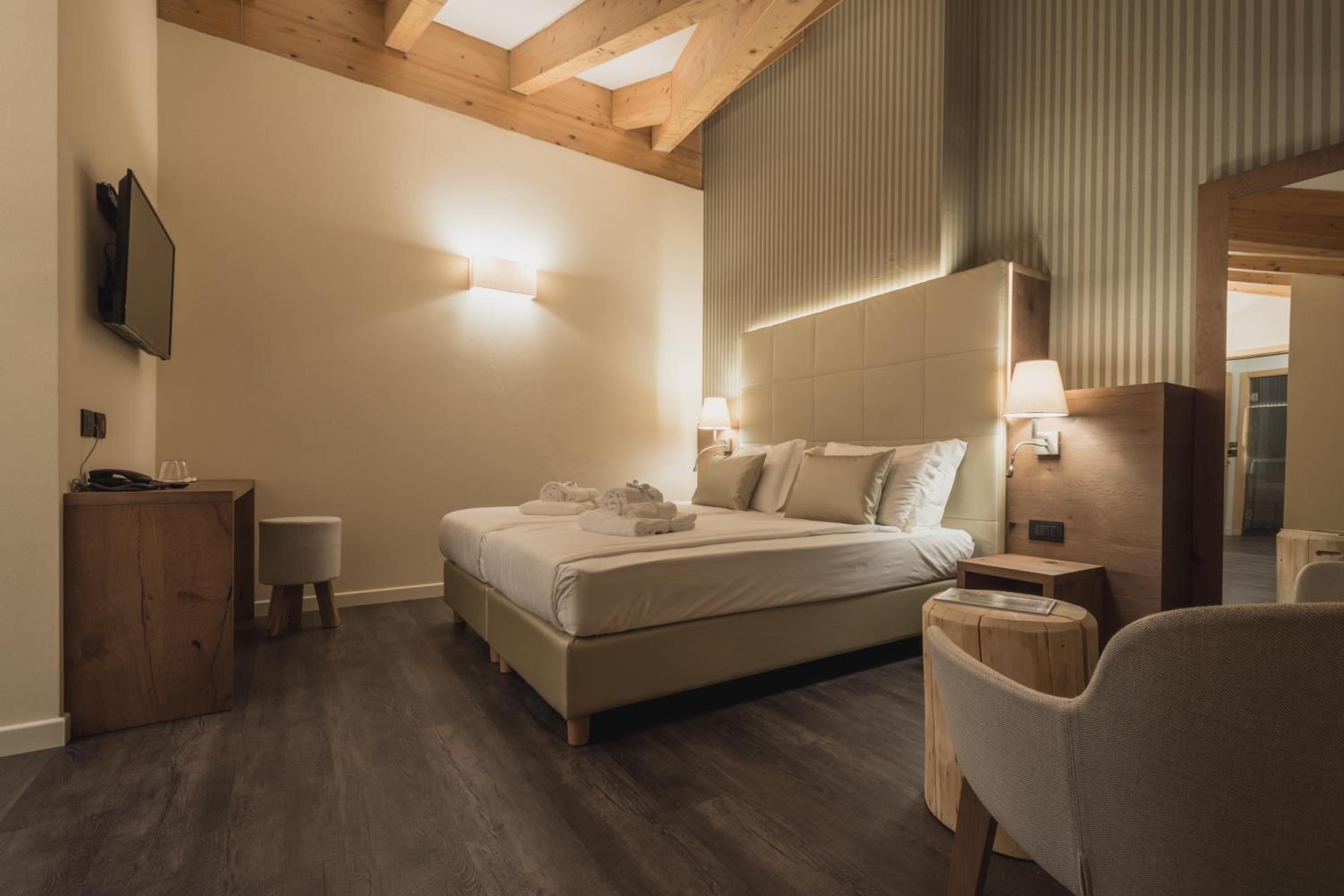 Suite - Photo 1
