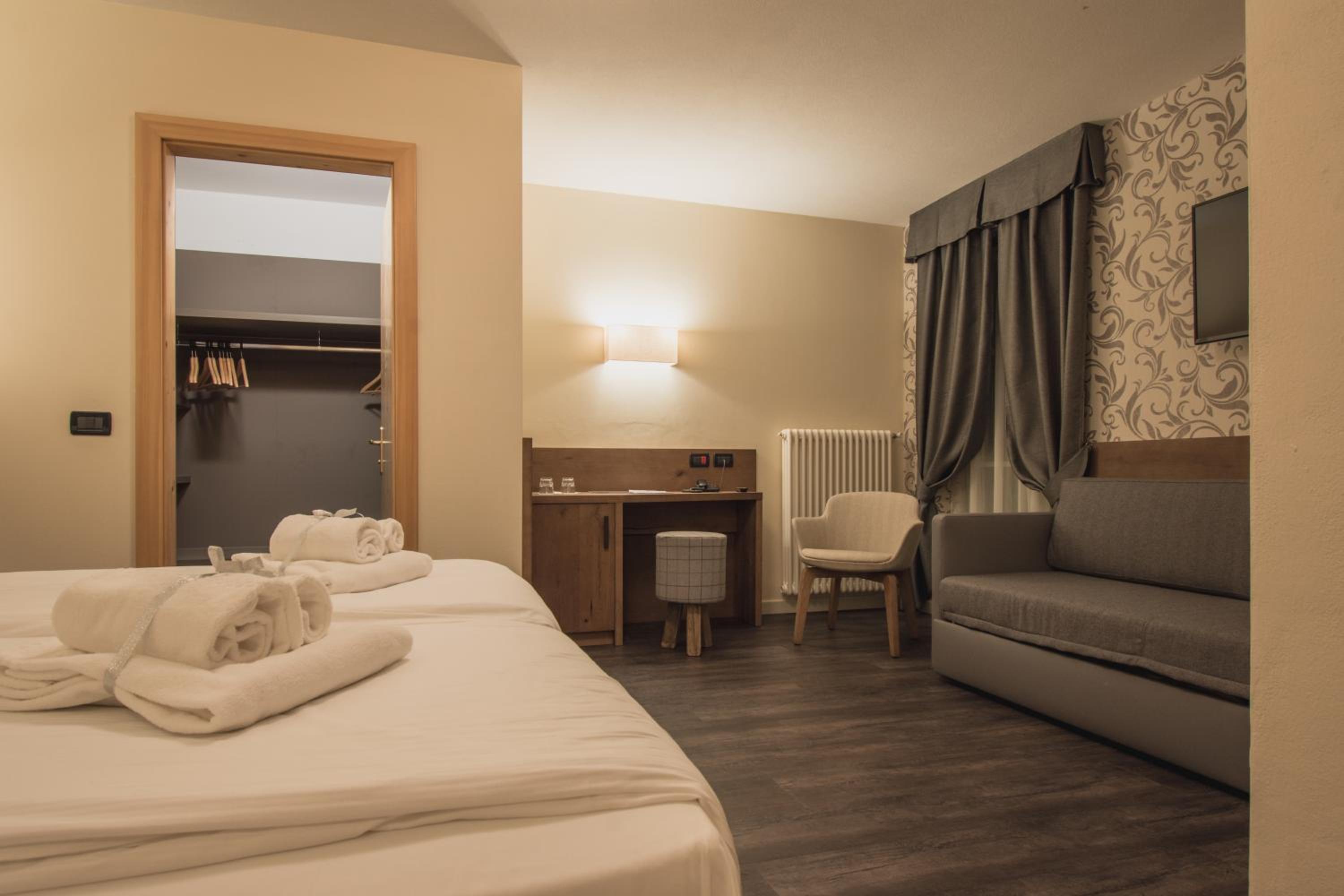 Deluxe Room - Photo 6