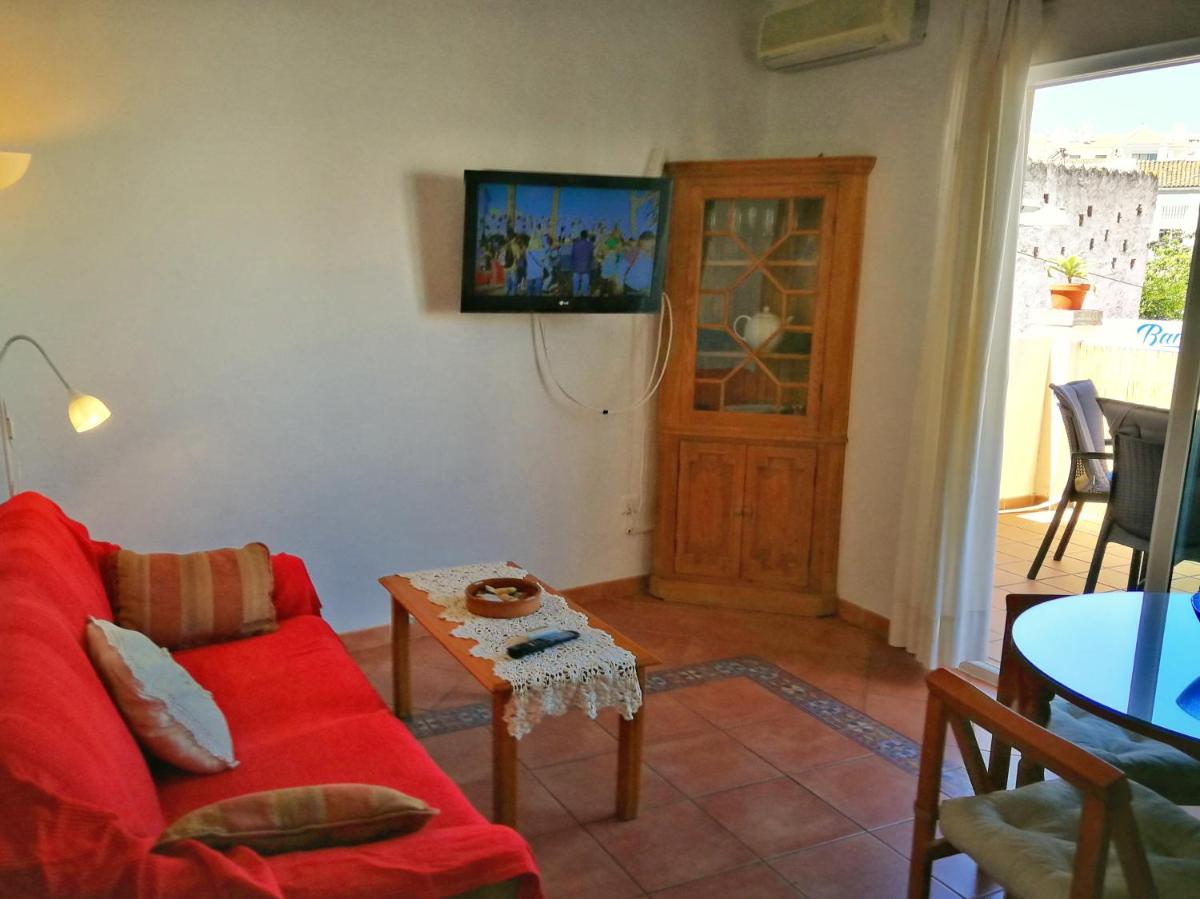 Three-Bedroom Apartment with Balcony photo 3
