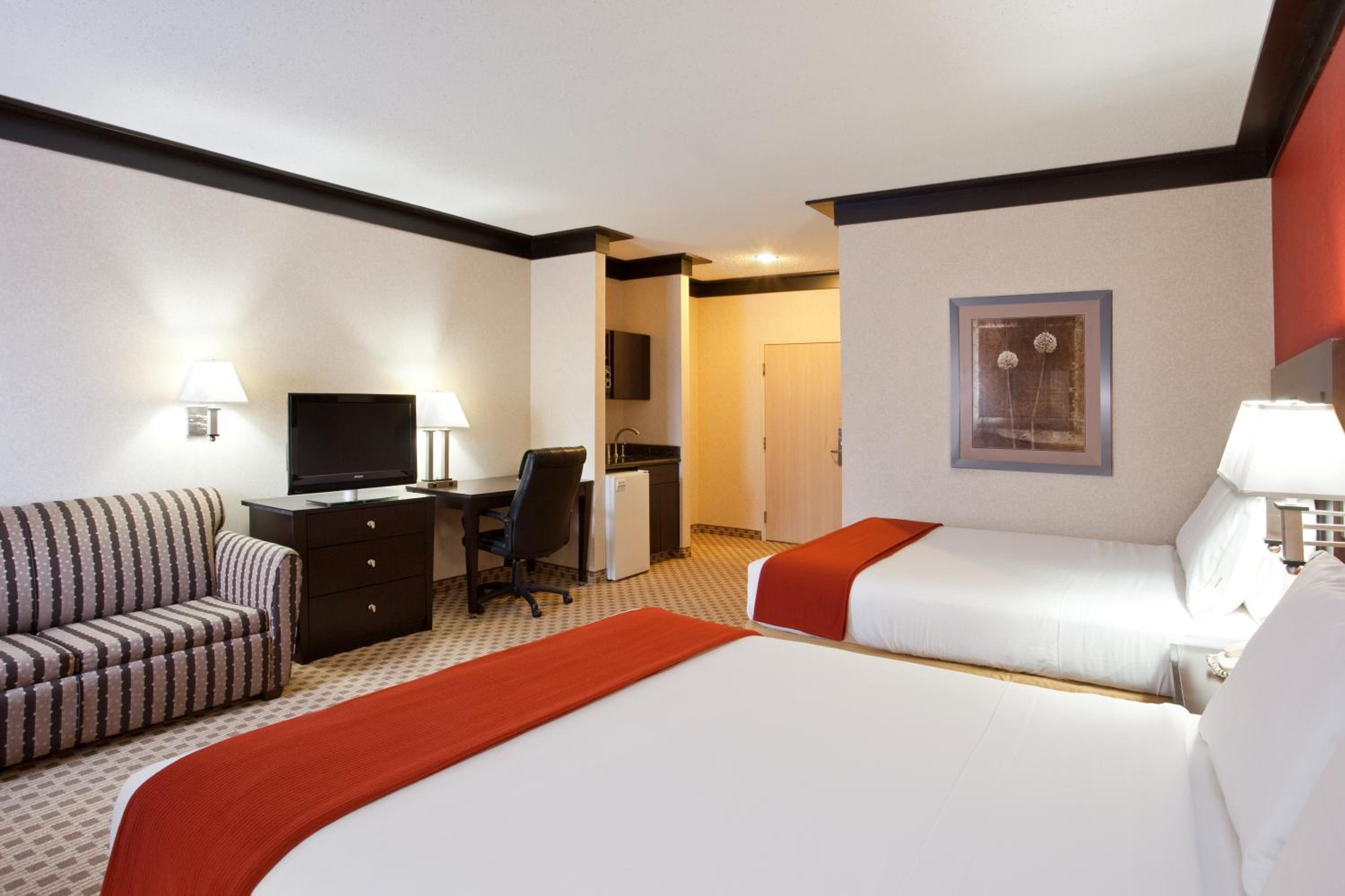 Queen Room with Two Queen Beds - Smoking