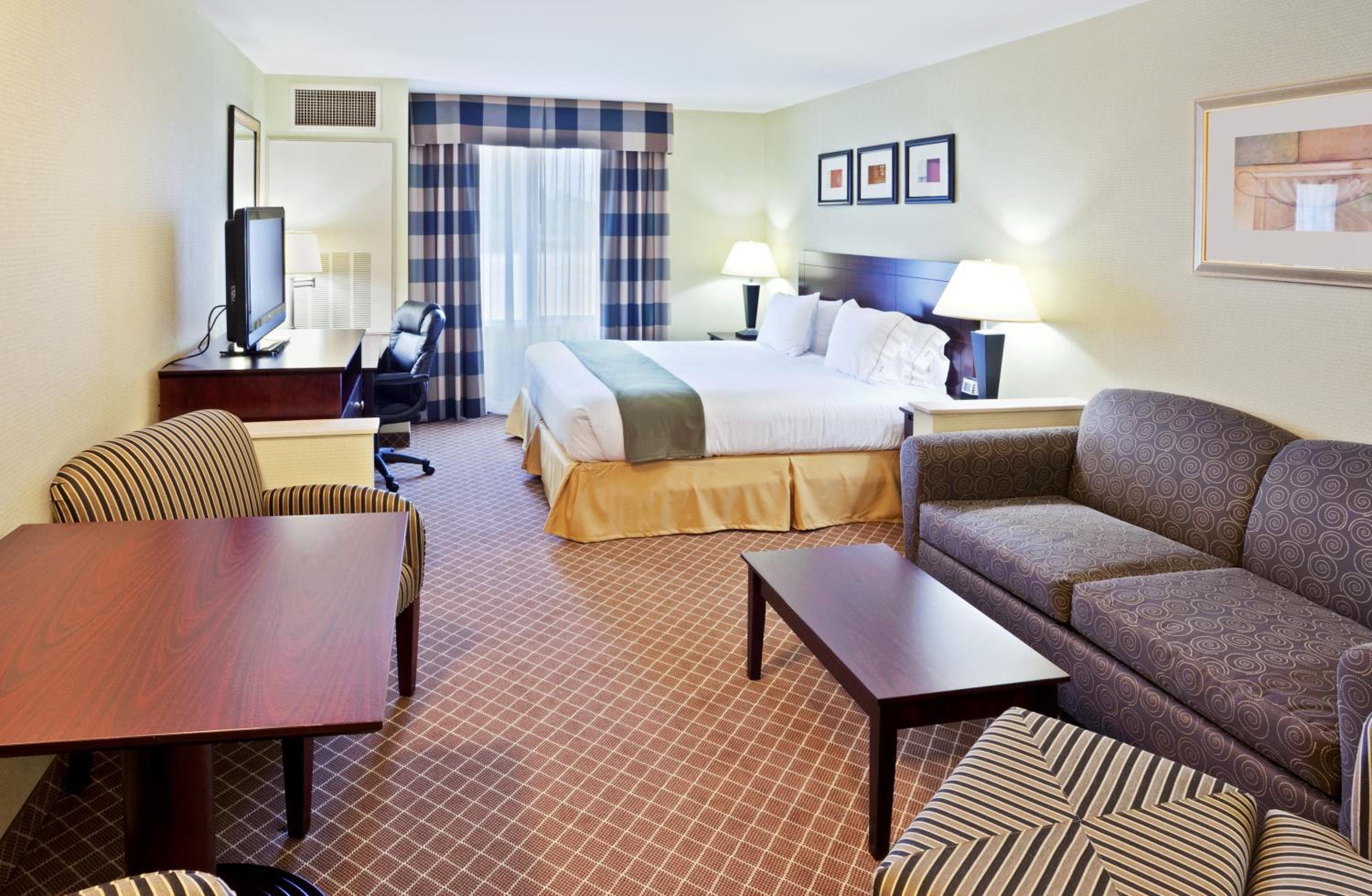 Queen Suite With Two Queen Beds Hearing Accessible Bathtub - Non-Smoking