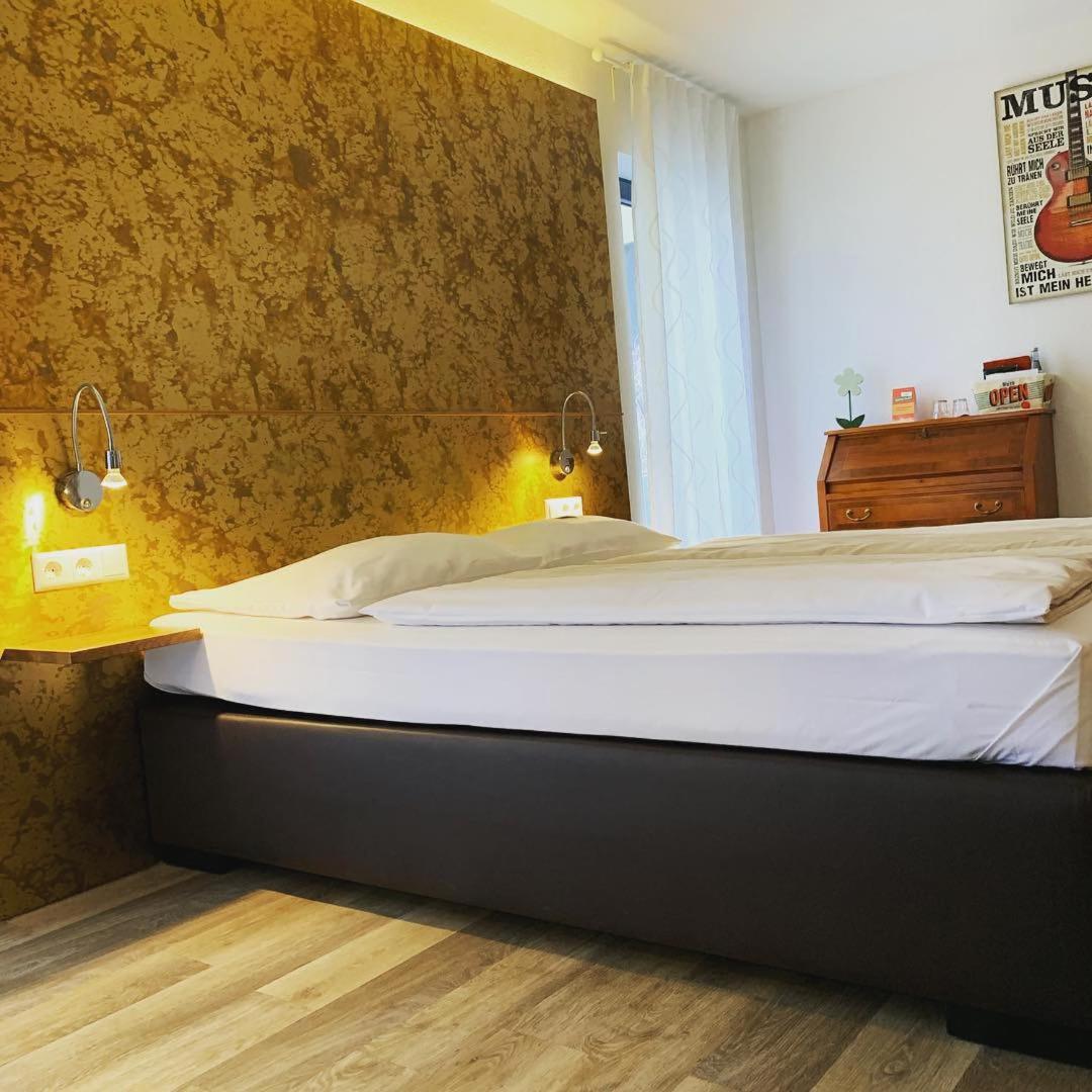 Queen Room photo 1