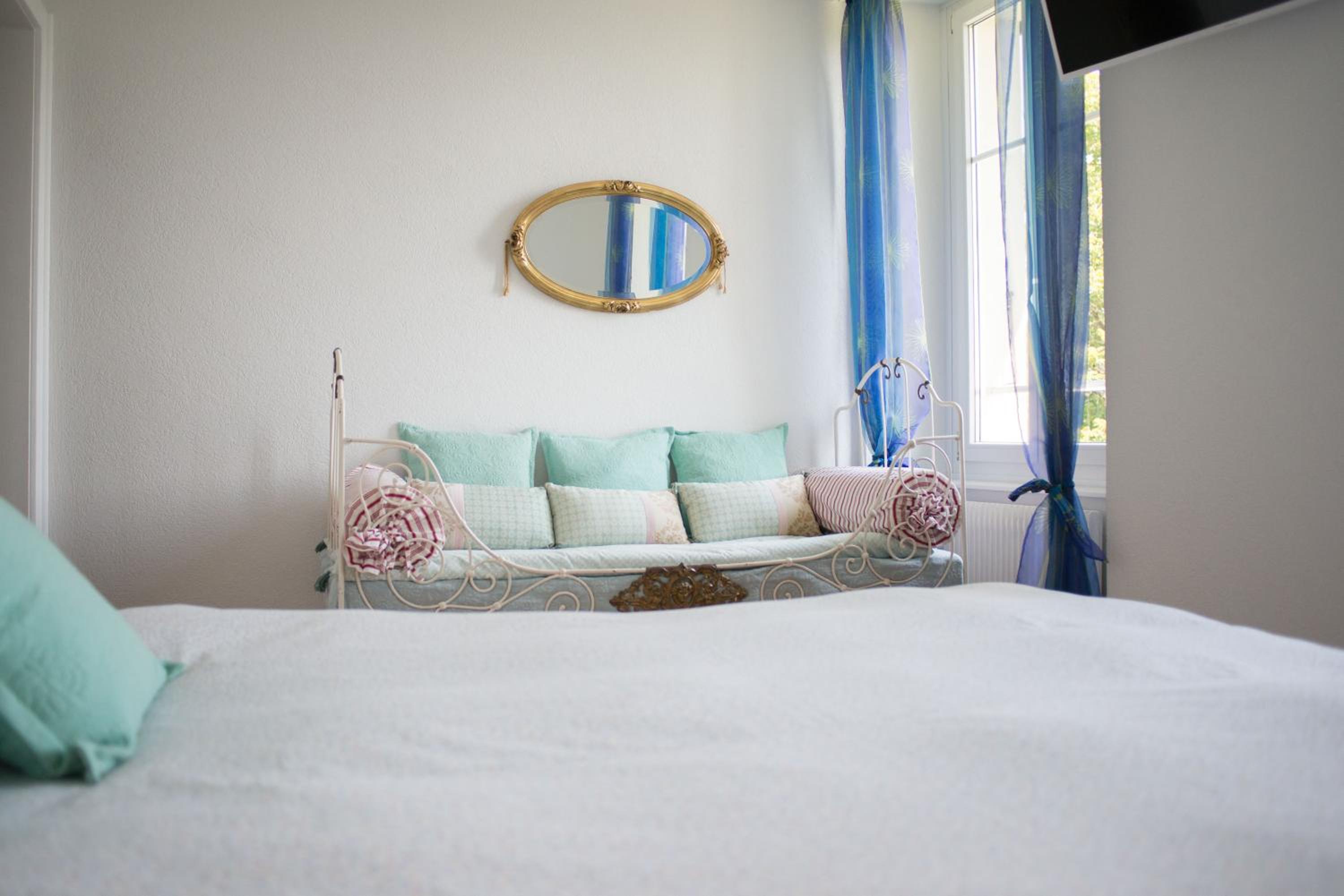 Double Room with Lake View - Photo 12