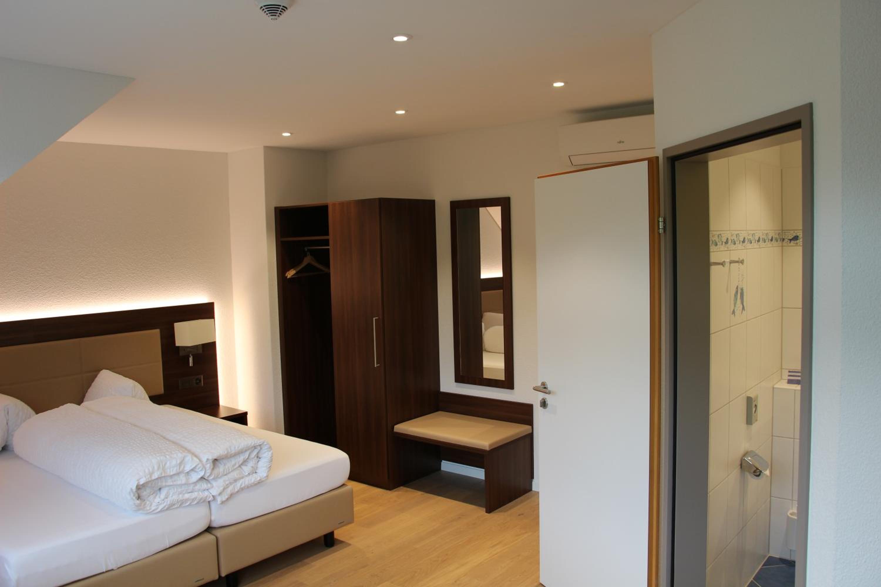 Twin Room with Lake View - Photo 18