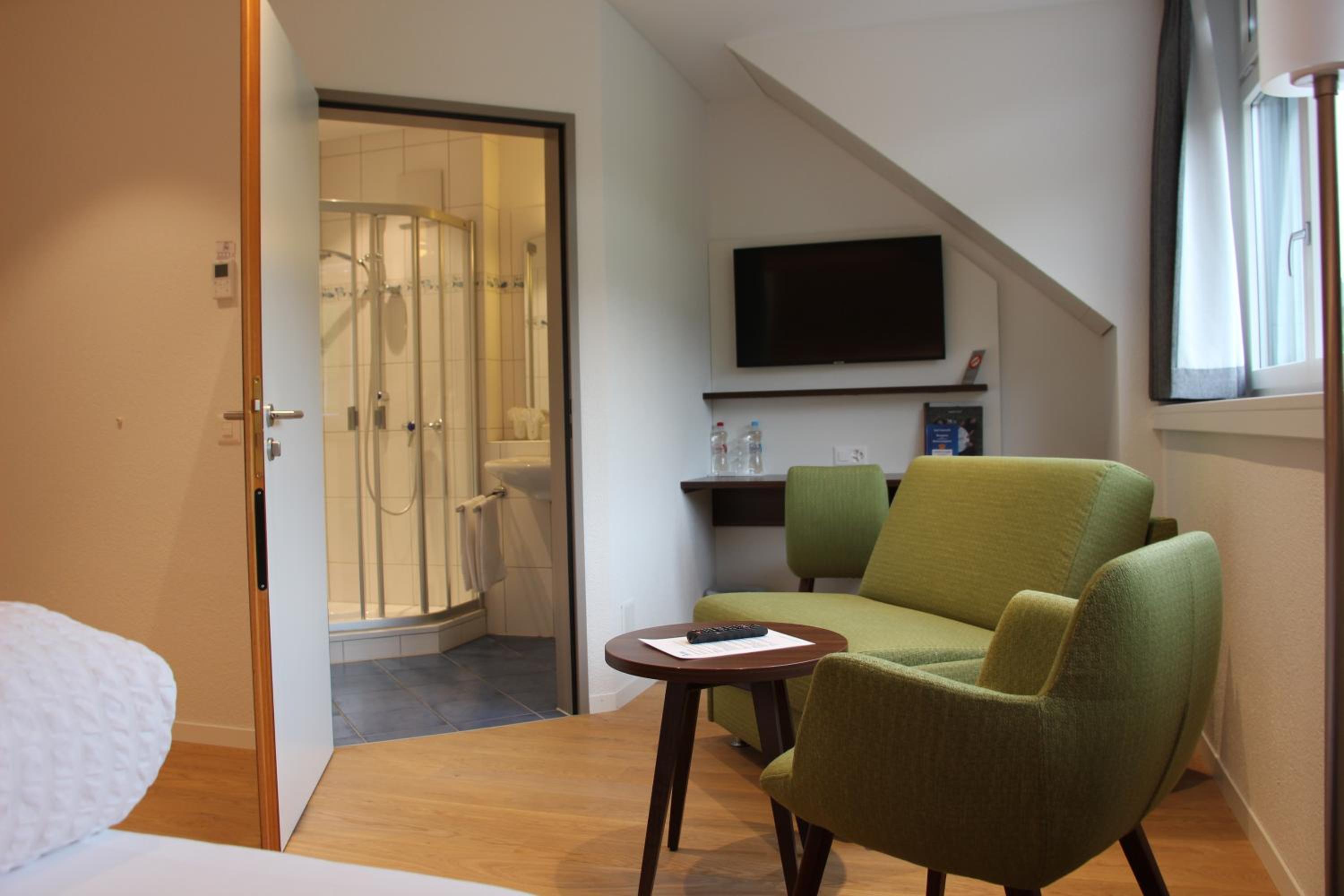 Twin Room with Lake View - Photo 13