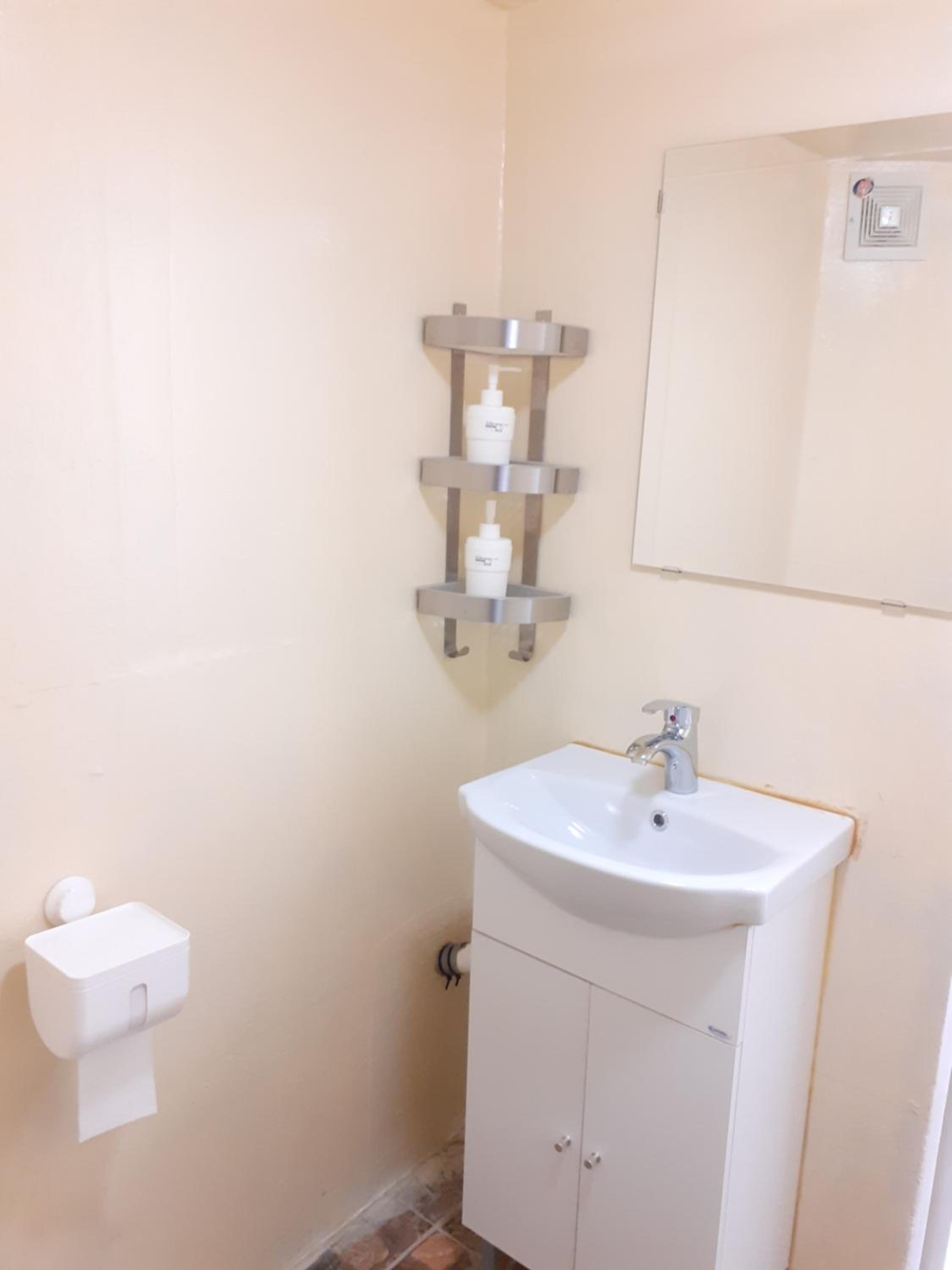 Double Room with Private Bathroom - Photo 10