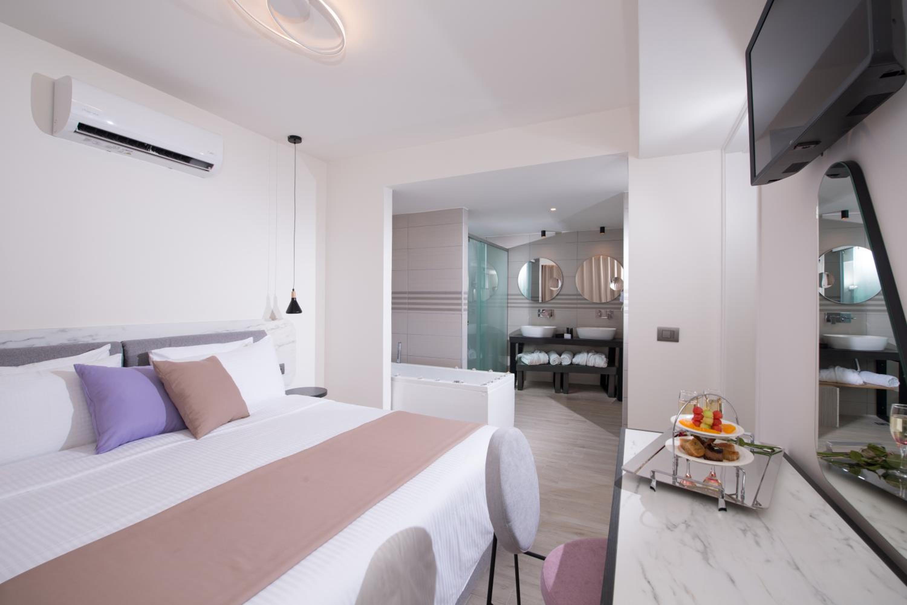 Suite - Photo 1