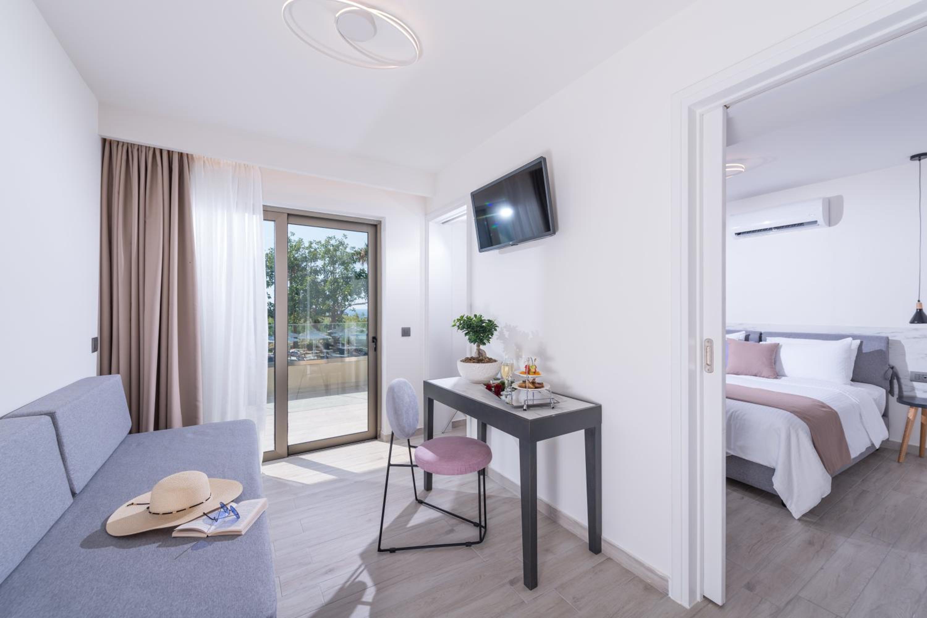 Suite - Photo 3