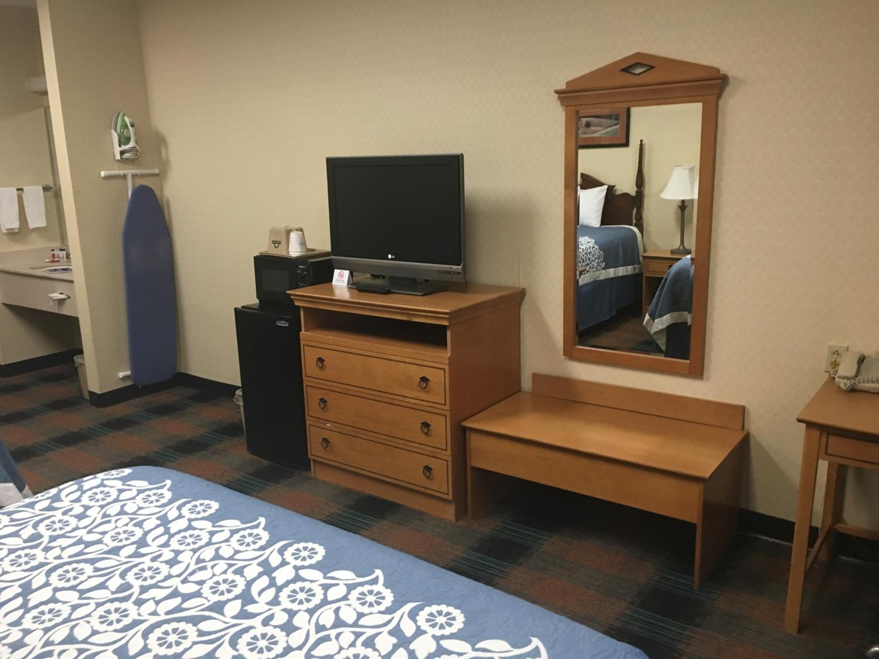 King Room - Non-Smoking - Photo 2