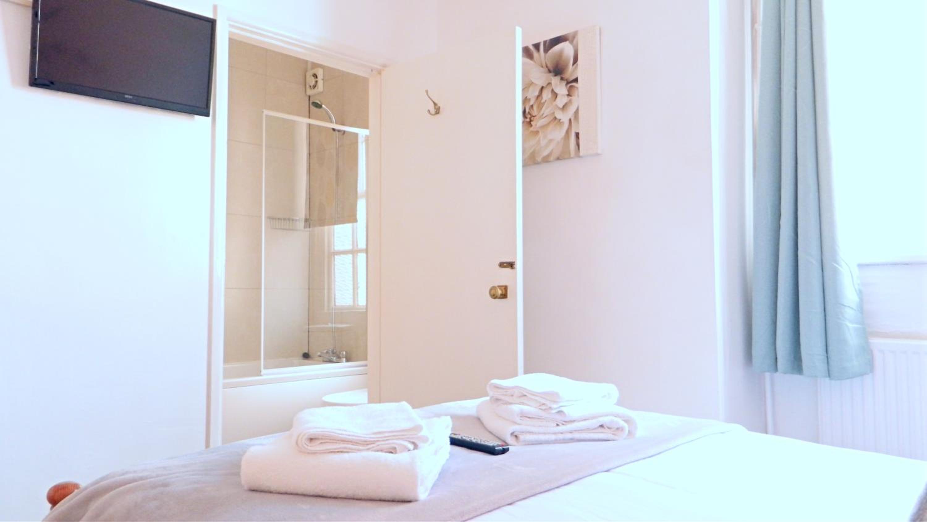 Double Room - Photo 8