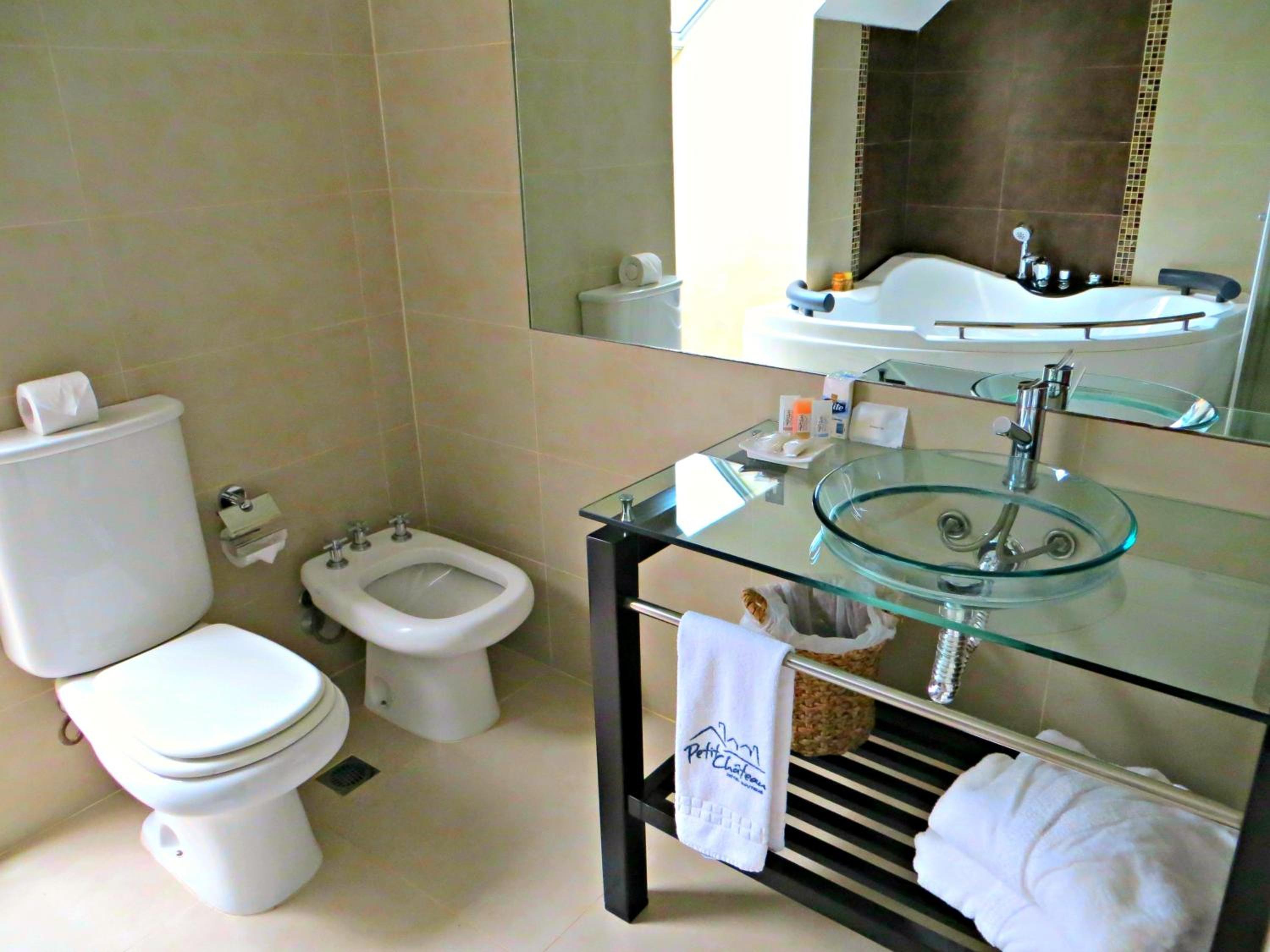 Deluxe Suite with Spa Bath photo 2