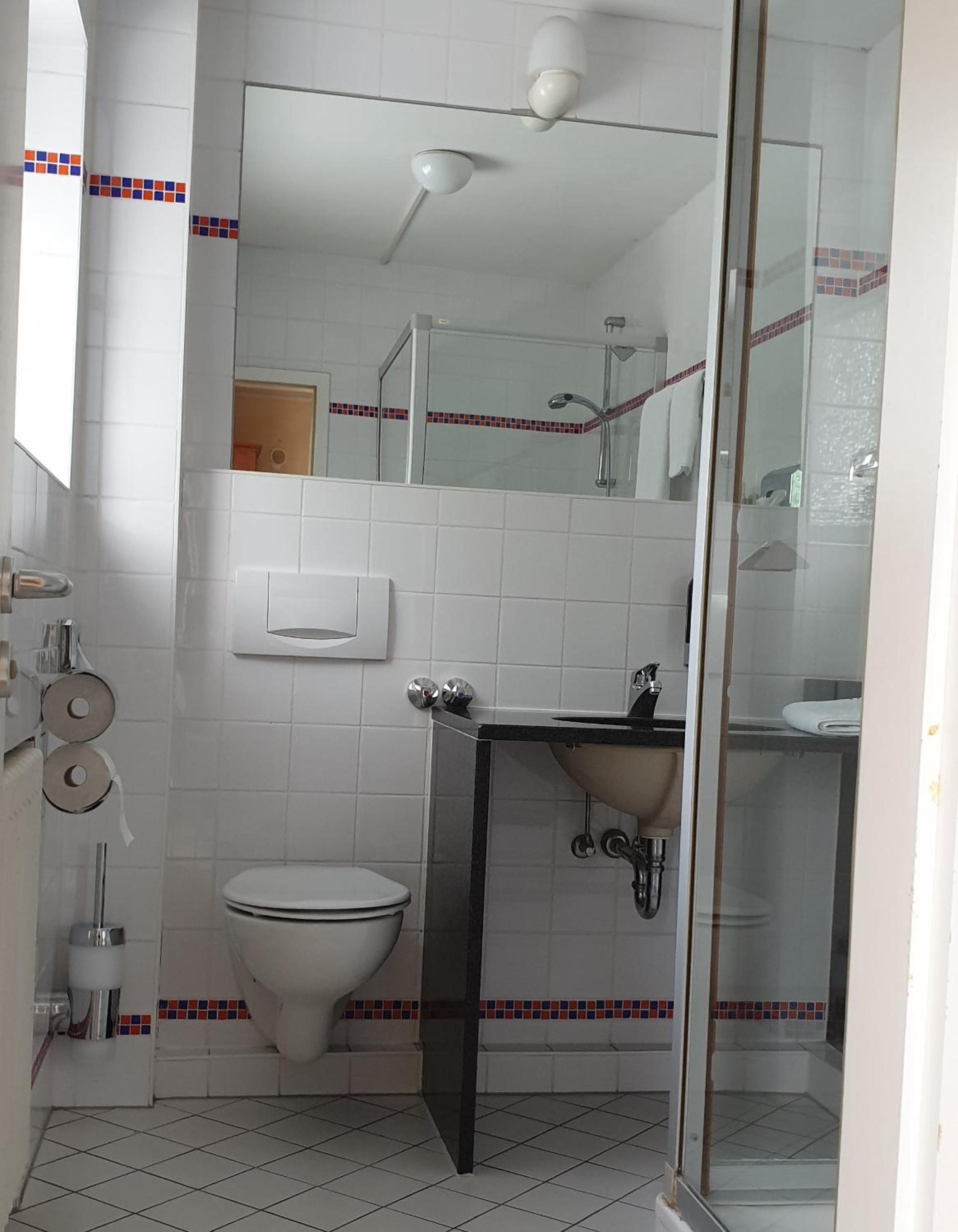 Double Room with Private Bathroom - Photo 6