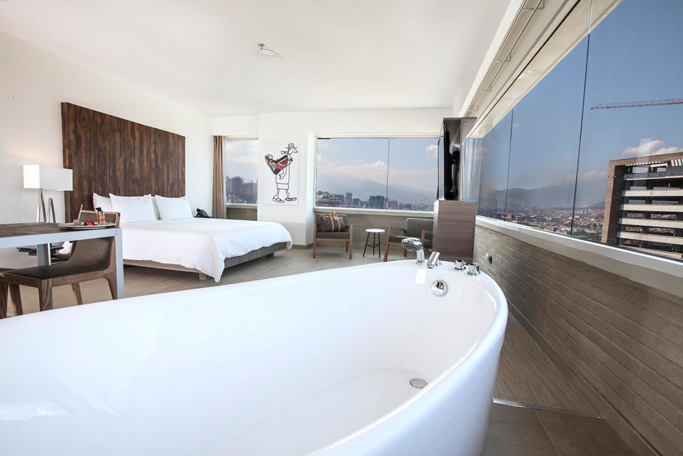1 King Bed, Suite, City View
