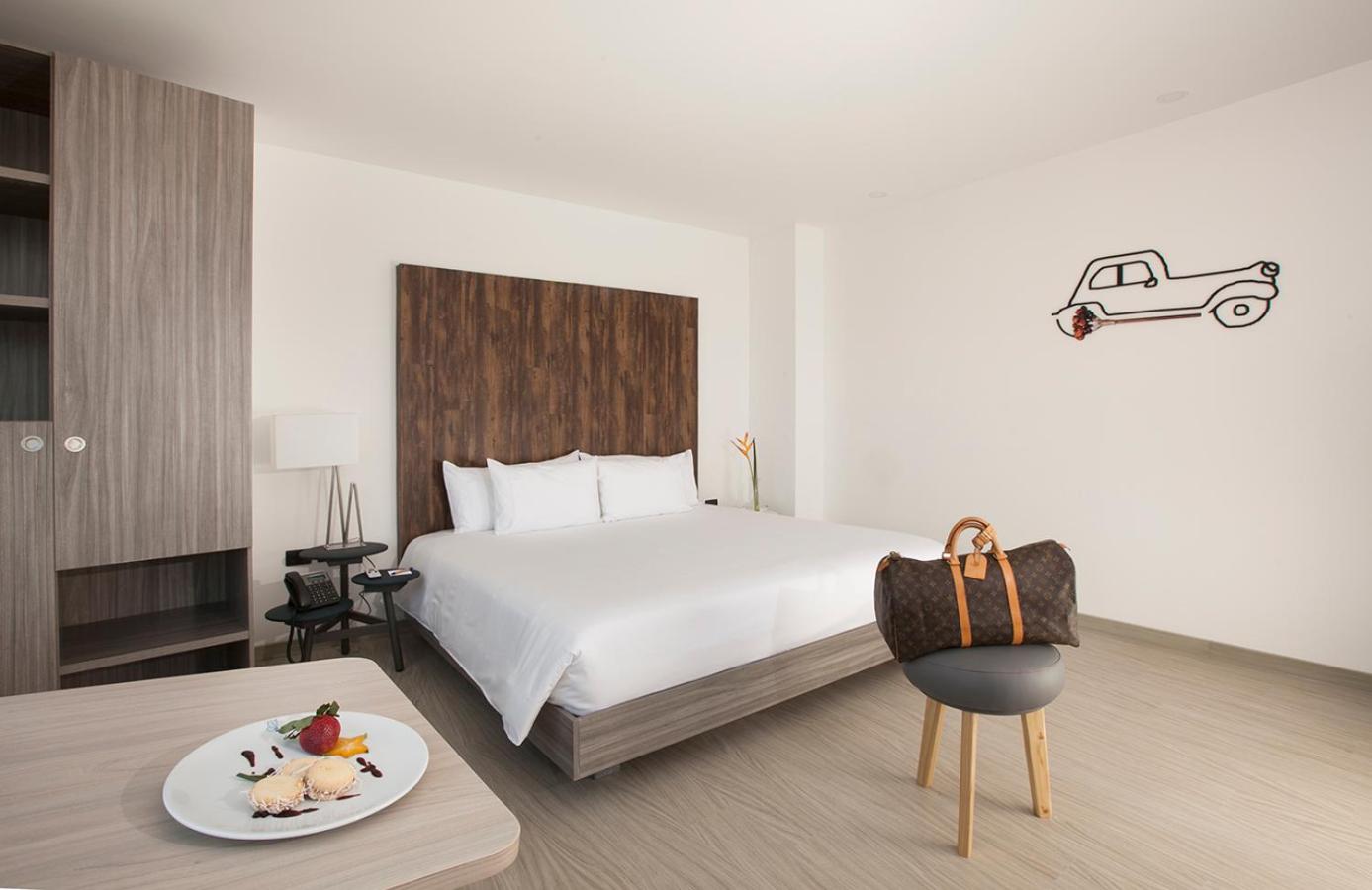 1 King Bed, Deluxe