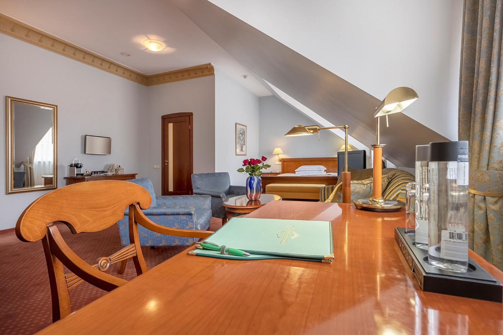 Deluxe Family Suite - Photo 4