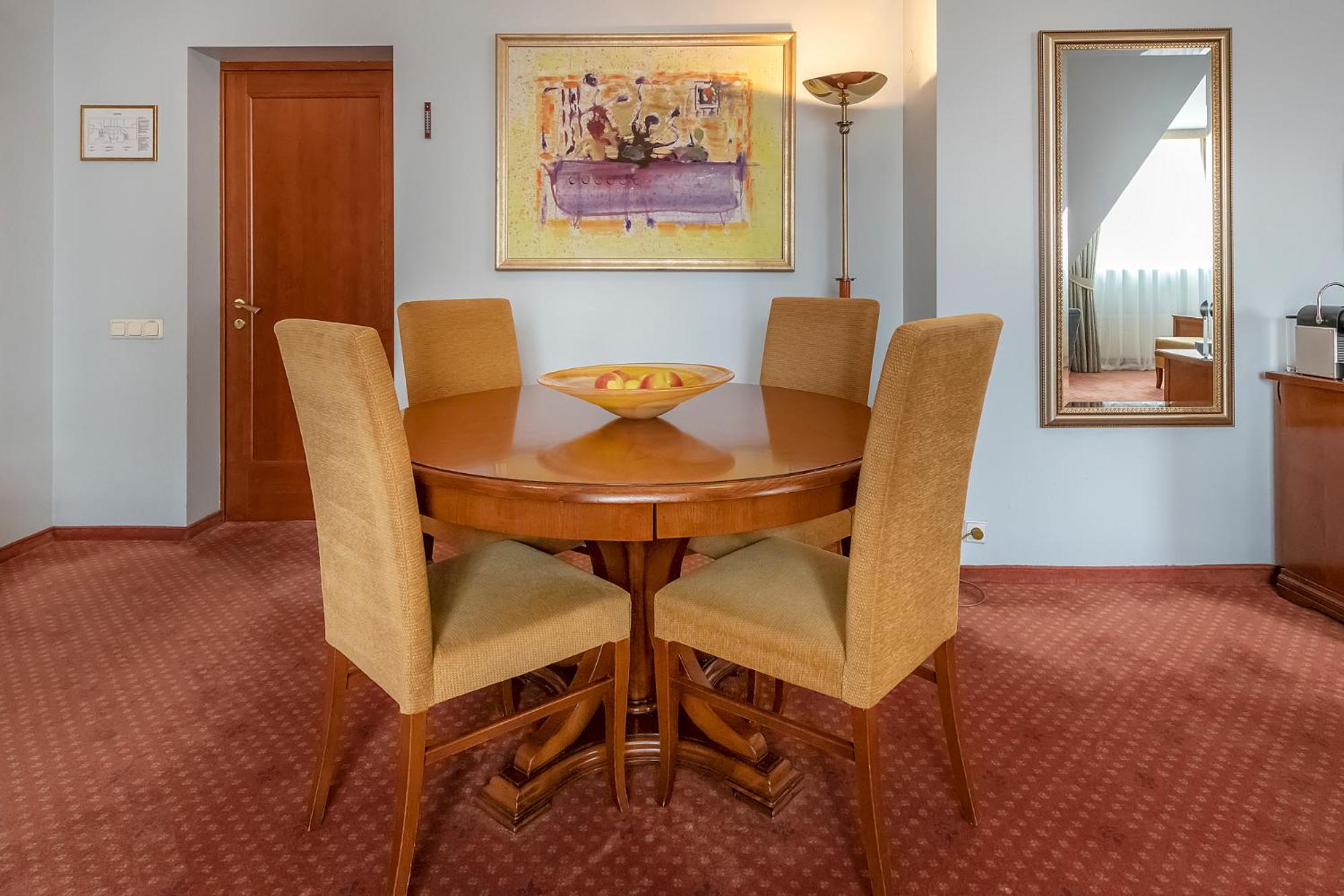 Deluxe Family Suite - Photo 10