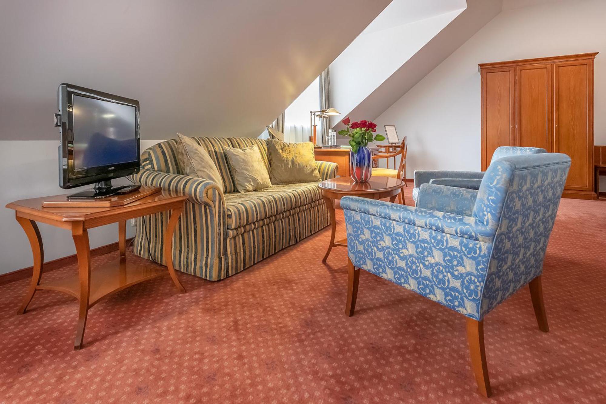 Deluxe Family Suite - Photo 2