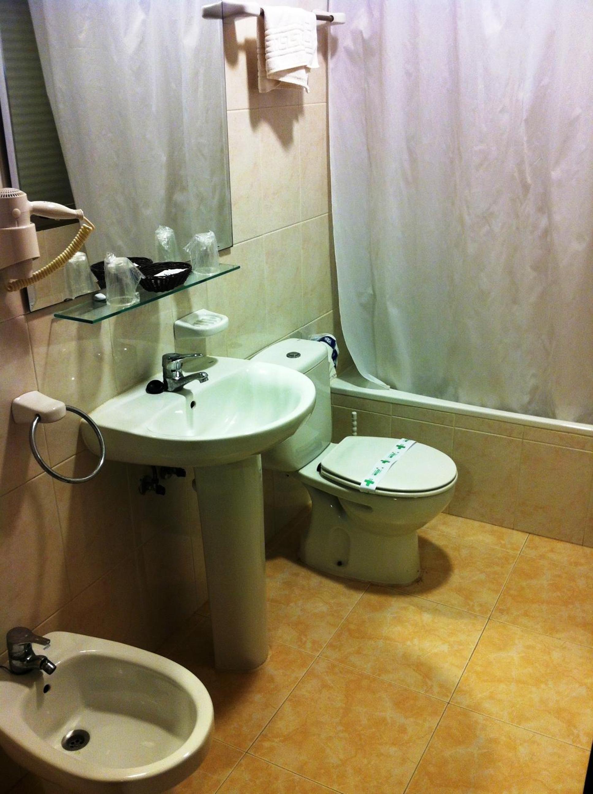 Economy Twin Room - Photo 5