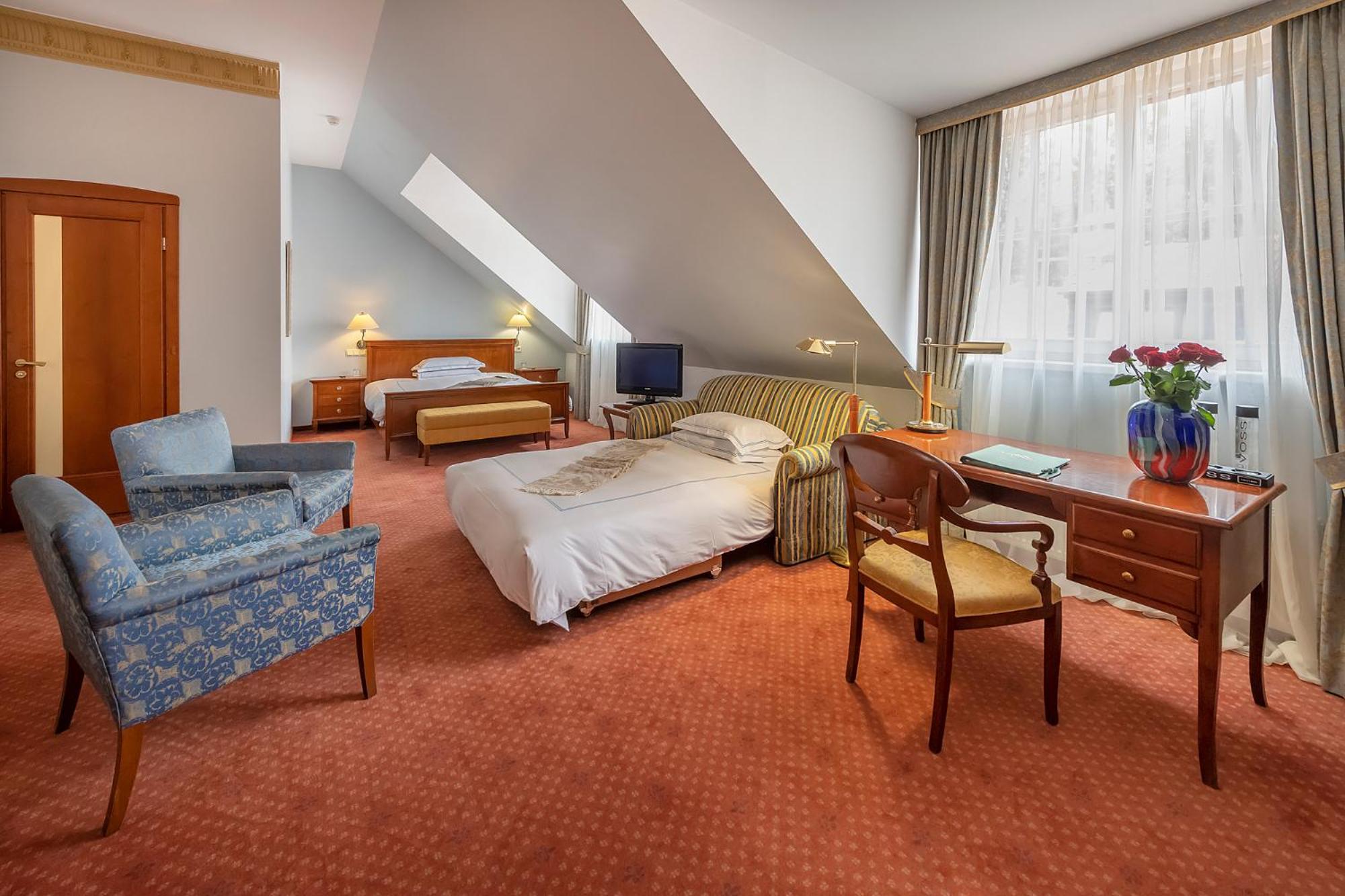 Deluxe Family Suite - Photo 7