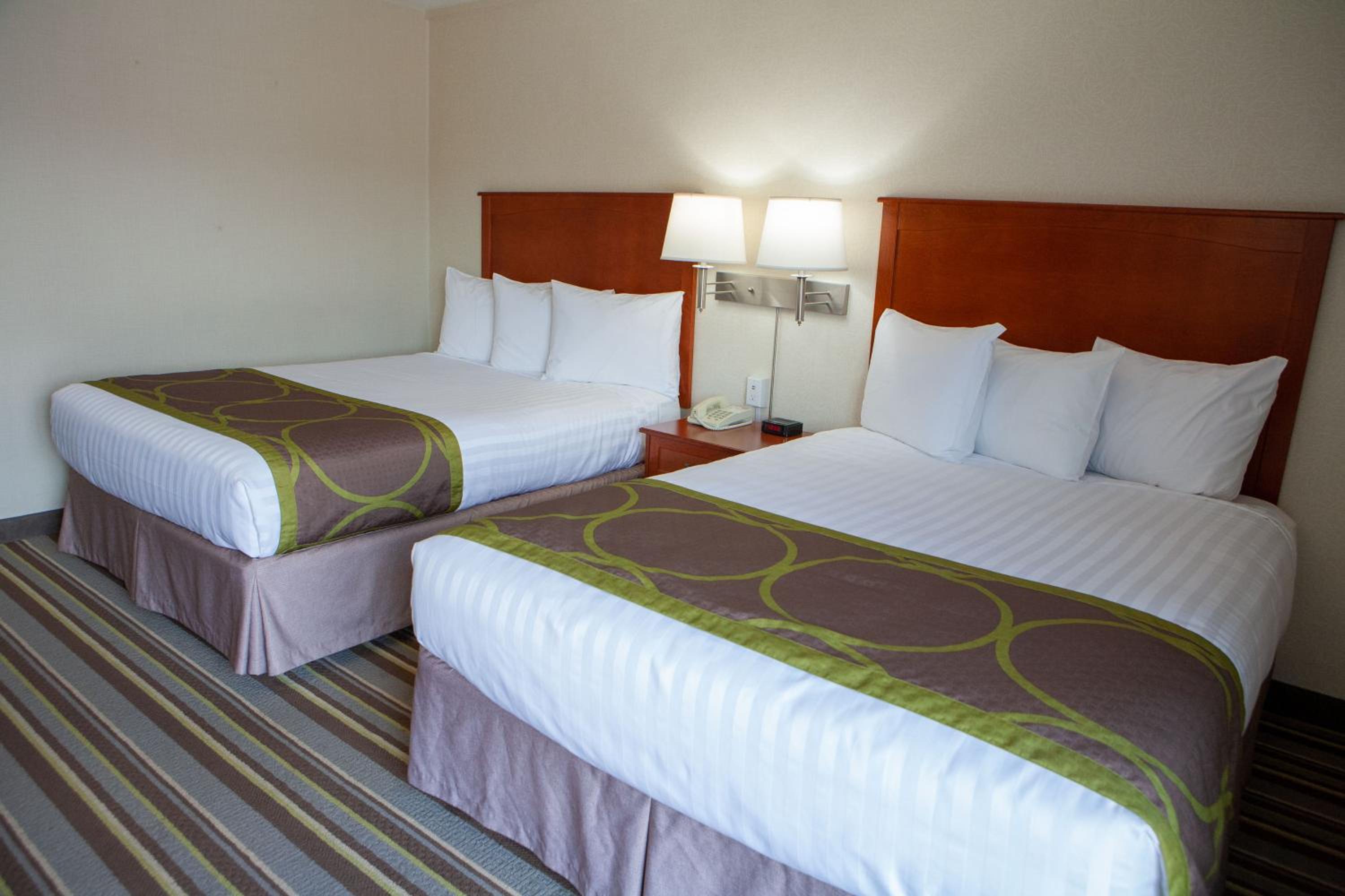 Queen Room with Two Queen Beds - Non-Smoking - Photo 3