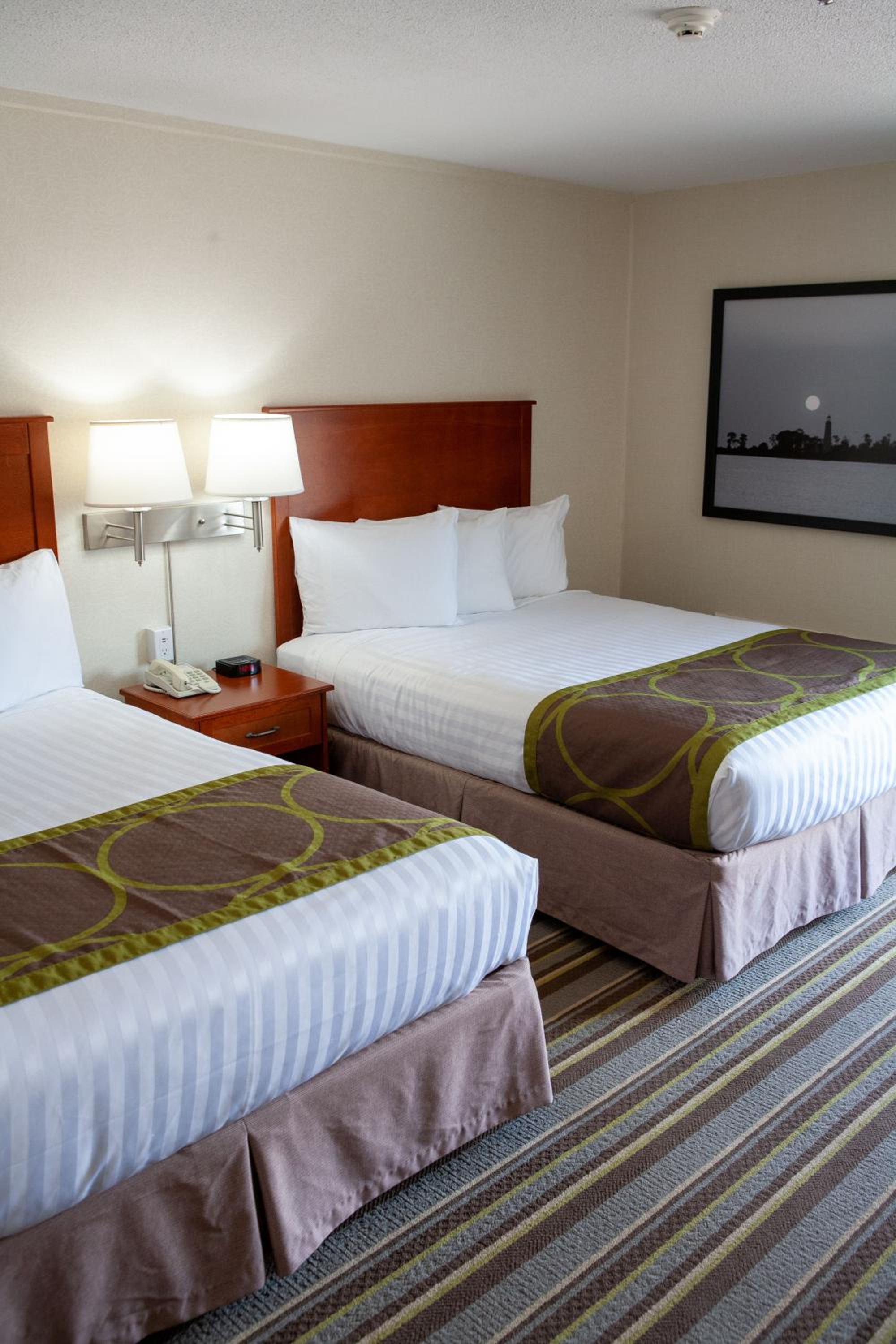 Queen Room with Two Queen Beds - Non-Smoking - Photo 2