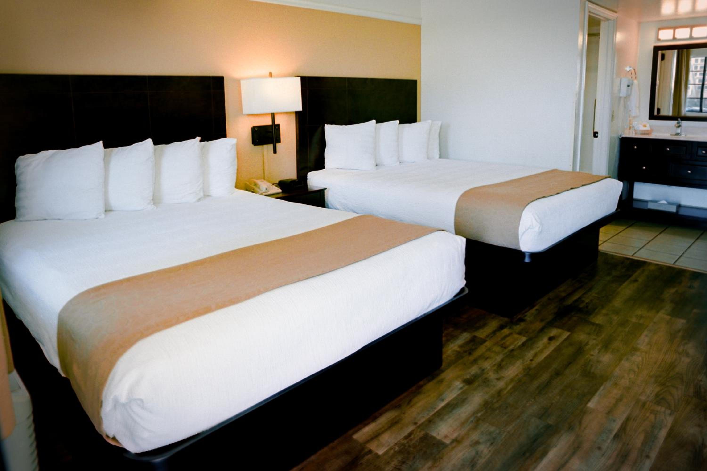Queen Room with Two Queen Beds photo 2