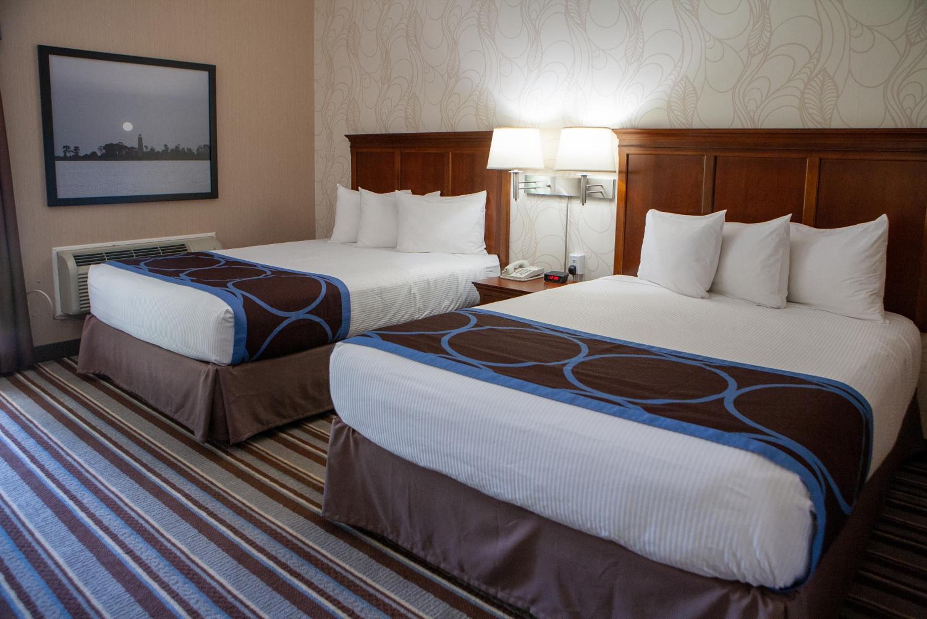 Business Room with Two Queen Beds and Pool View - Non-Smoking - Photo 2