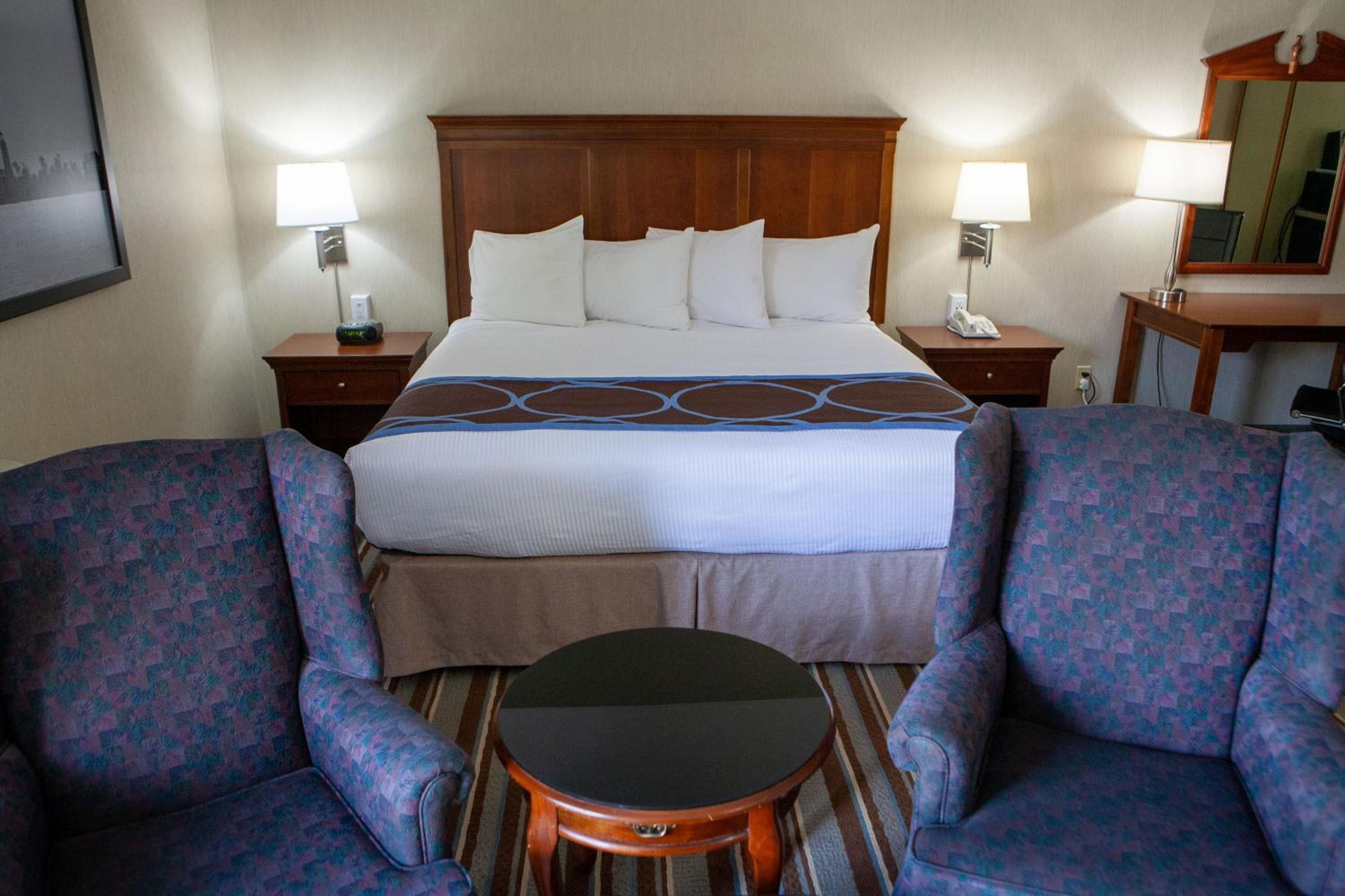 Superior King Suite with Pool View - Non-Smoking - Photo 5